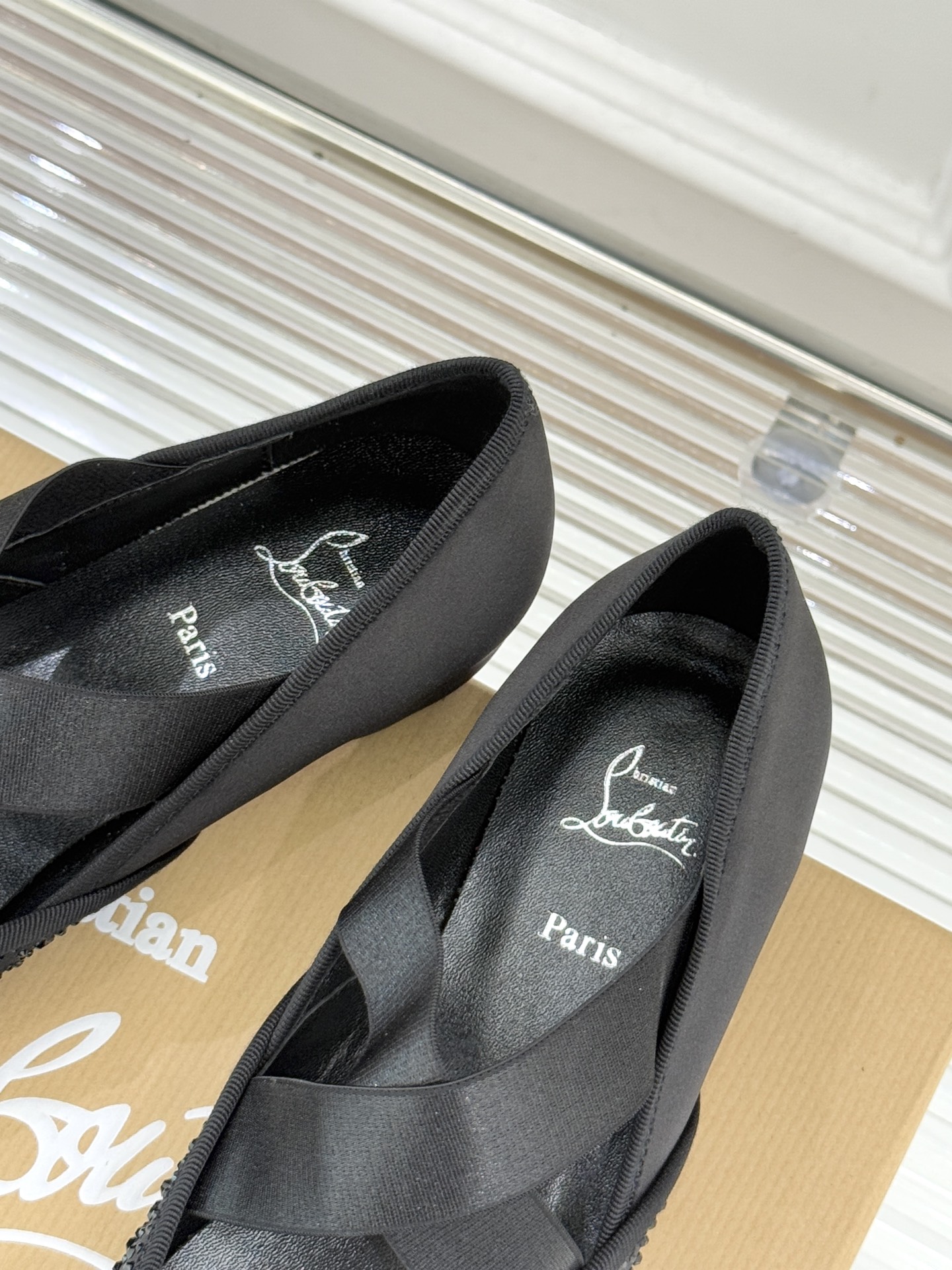 ChristinLouboutin/CL25WF新品水钻蝴蝶结猪鼻子交叉带芭蕾舞鞋在时尚的舞台上CL始终