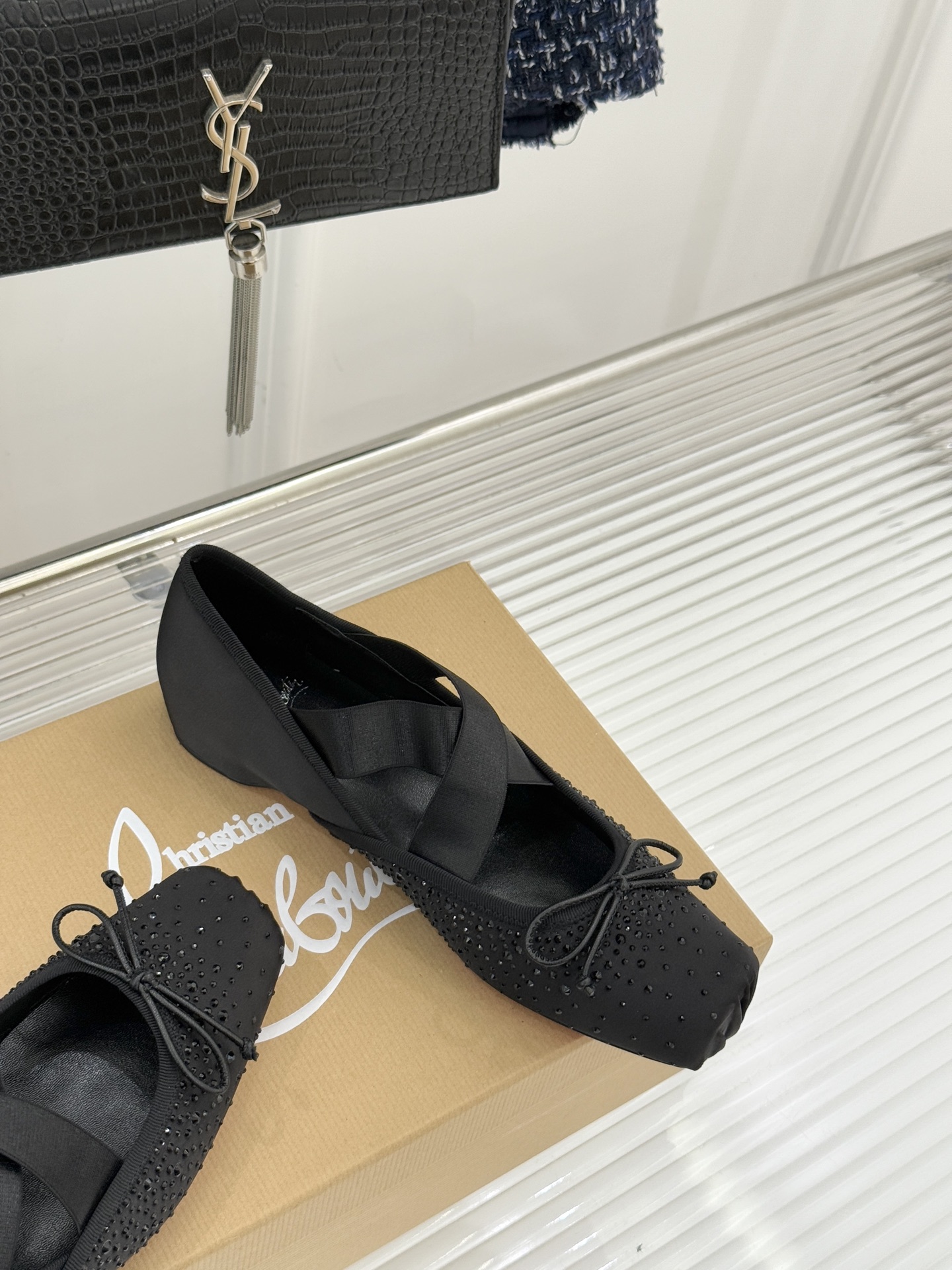 ChristinLouboutin/CL25WF新品水钻蝴蝶结猪鼻子交叉带芭蕾舞鞋在时尚的舞台上CL始终