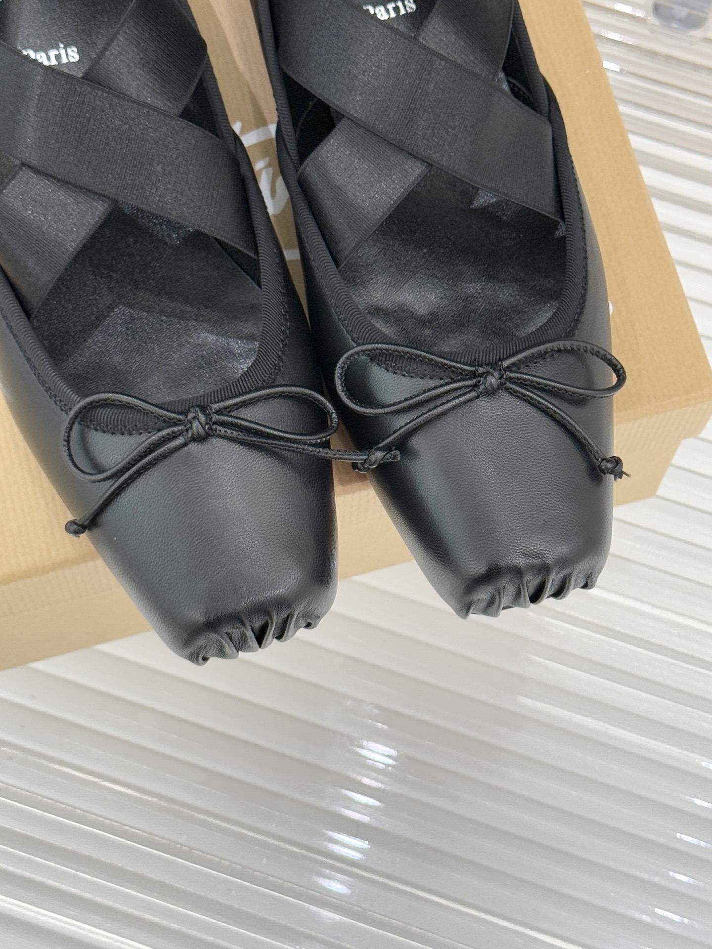 ChristinLouboutin/CL25WF新品水钻蝴蝶结猪鼻子交叉带芭蕾舞鞋在时尚的舞台上CL始终