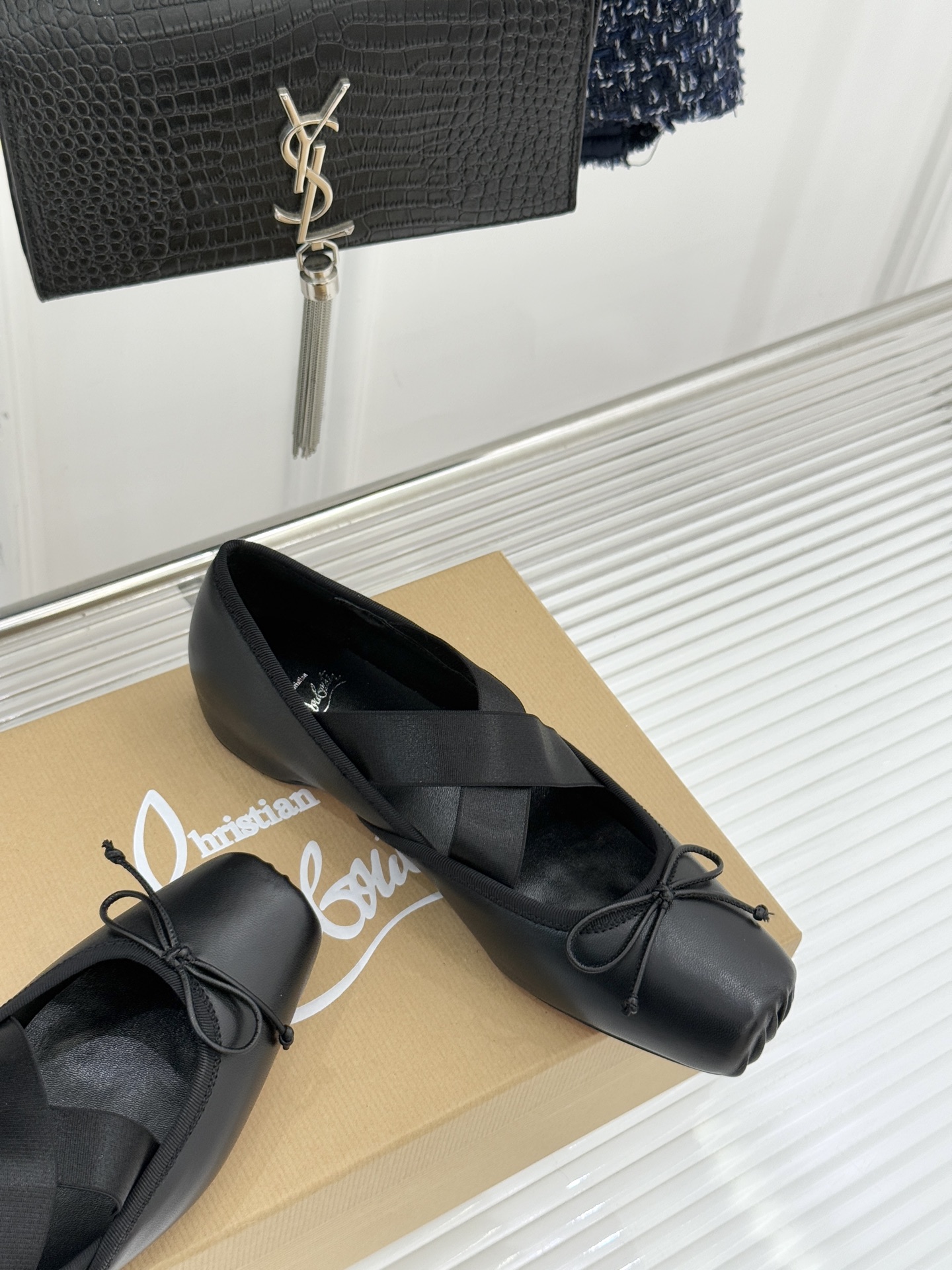 ChristinLouboutin/CL25WF新品水钻蝴蝶结猪鼻子交叉带芭蕾舞鞋在时尚的舞台上CL始终