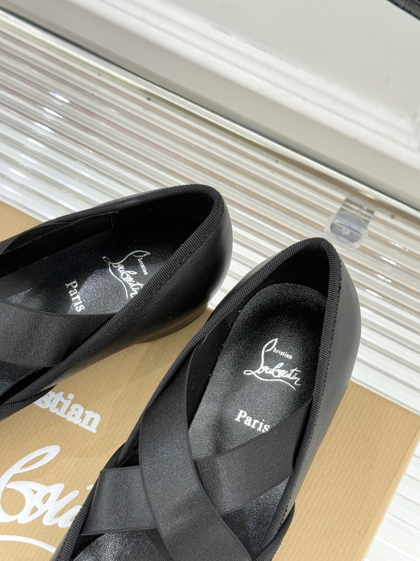 ChristinLouboutin/CL25WF新品水钻蝴蝶结猪鼻子交叉带芭蕾舞鞋在时尚的舞台上CL始终