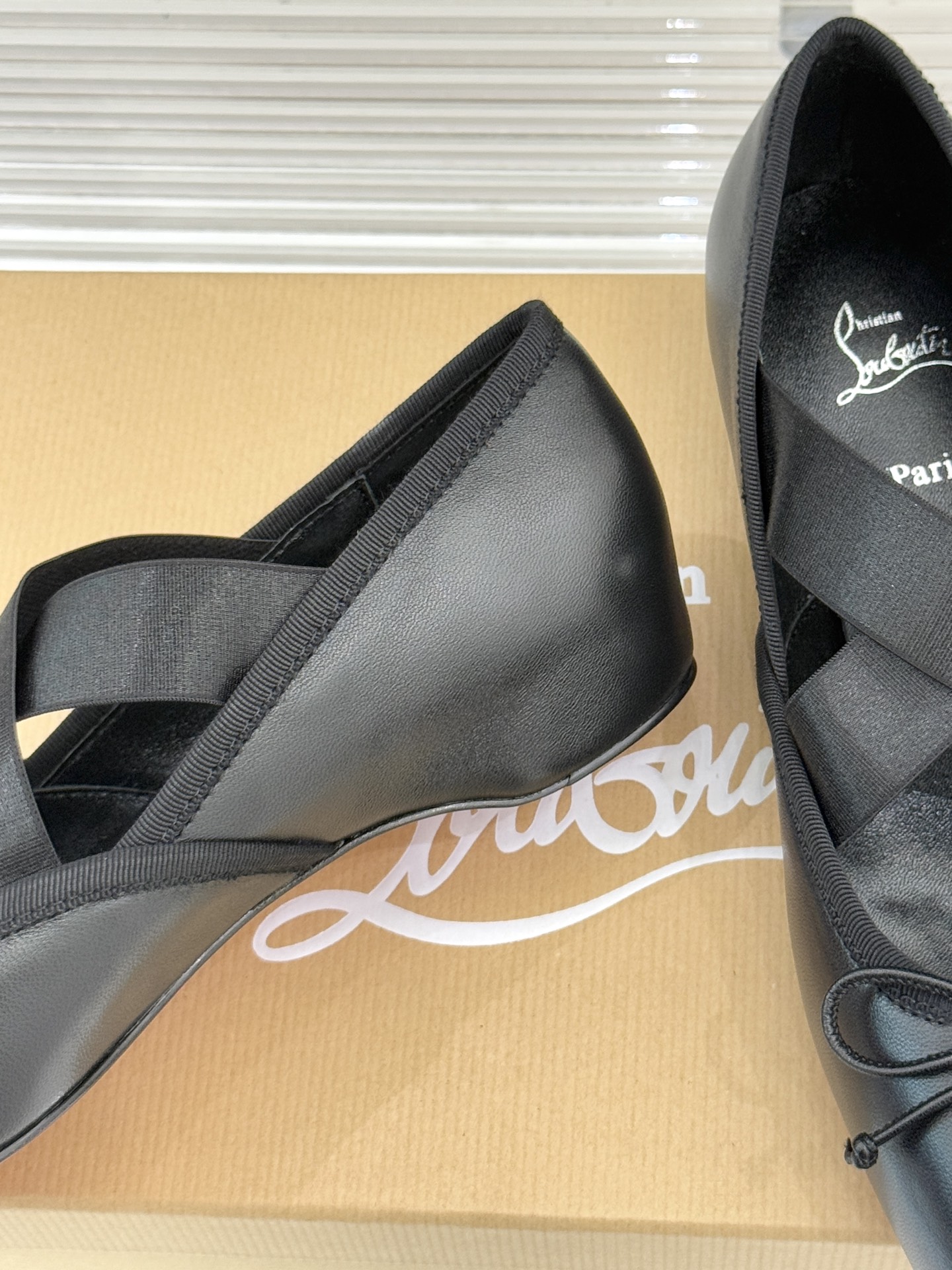 ChristinLouboutin/CL25WF新品水钻蝴蝶结猪鼻子交叉带芭蕾舞鞋在时尚的舞台上CL始终