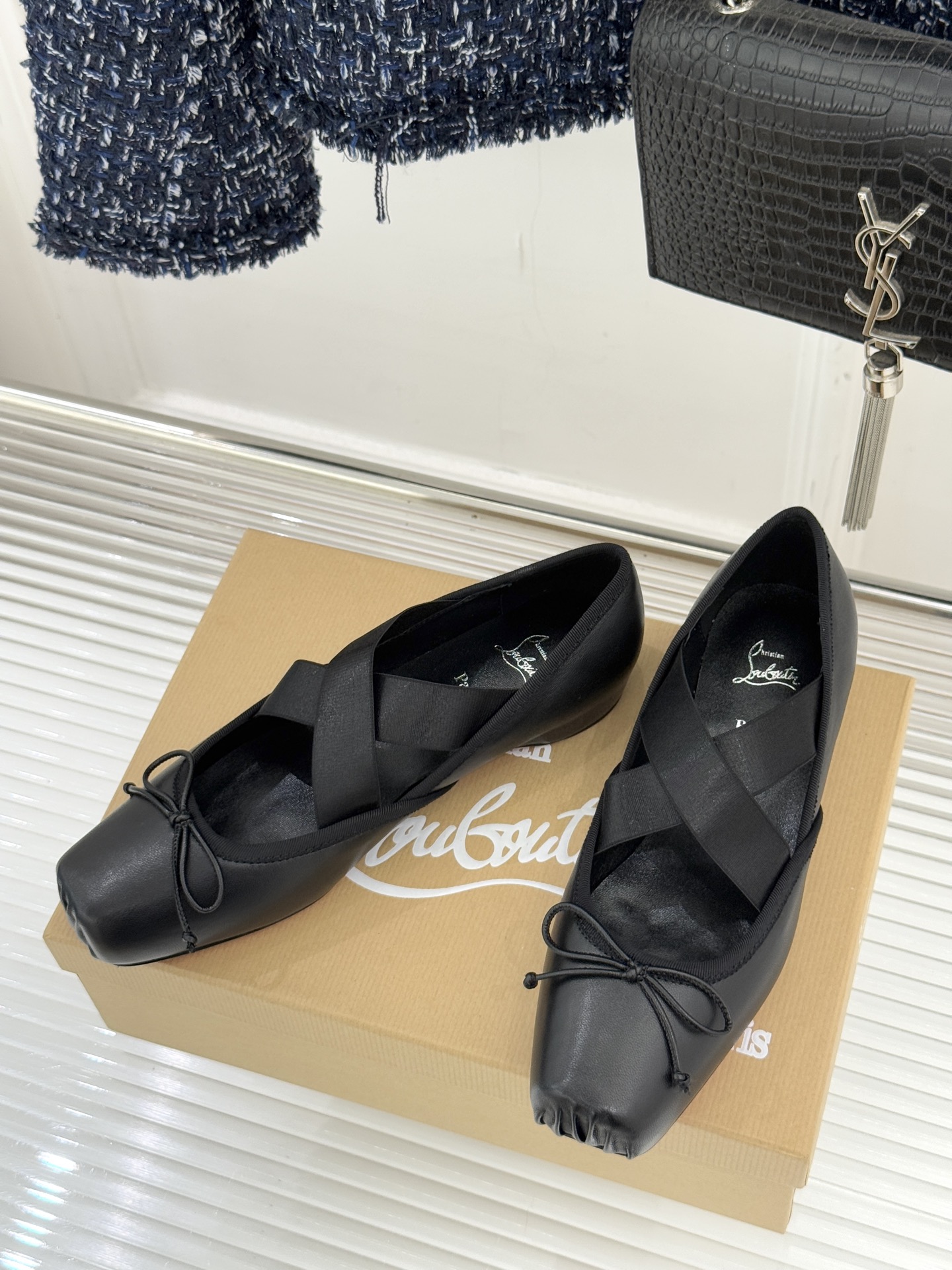 ChristinLouboutin/CL25WF新品水钻蝴蝶结猪鼻子交叉带芭蕾舞鞋在时尚的舞台上CL始终