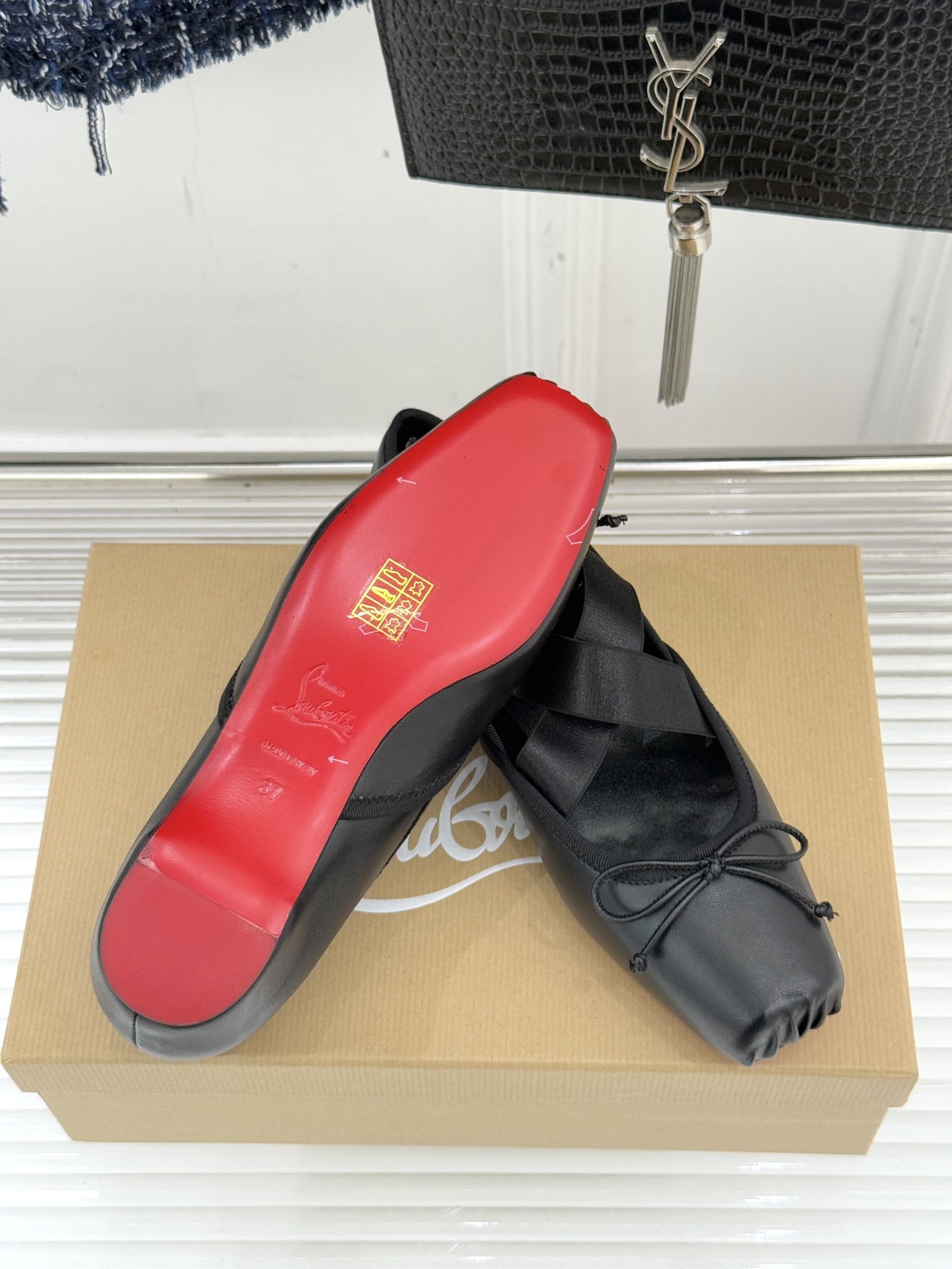 ChristinLouboutin/CL25WF新品水钻蝴蝶结猪鼻子交叉带芭蕾舞鞋在时尚的舞台上CL始终