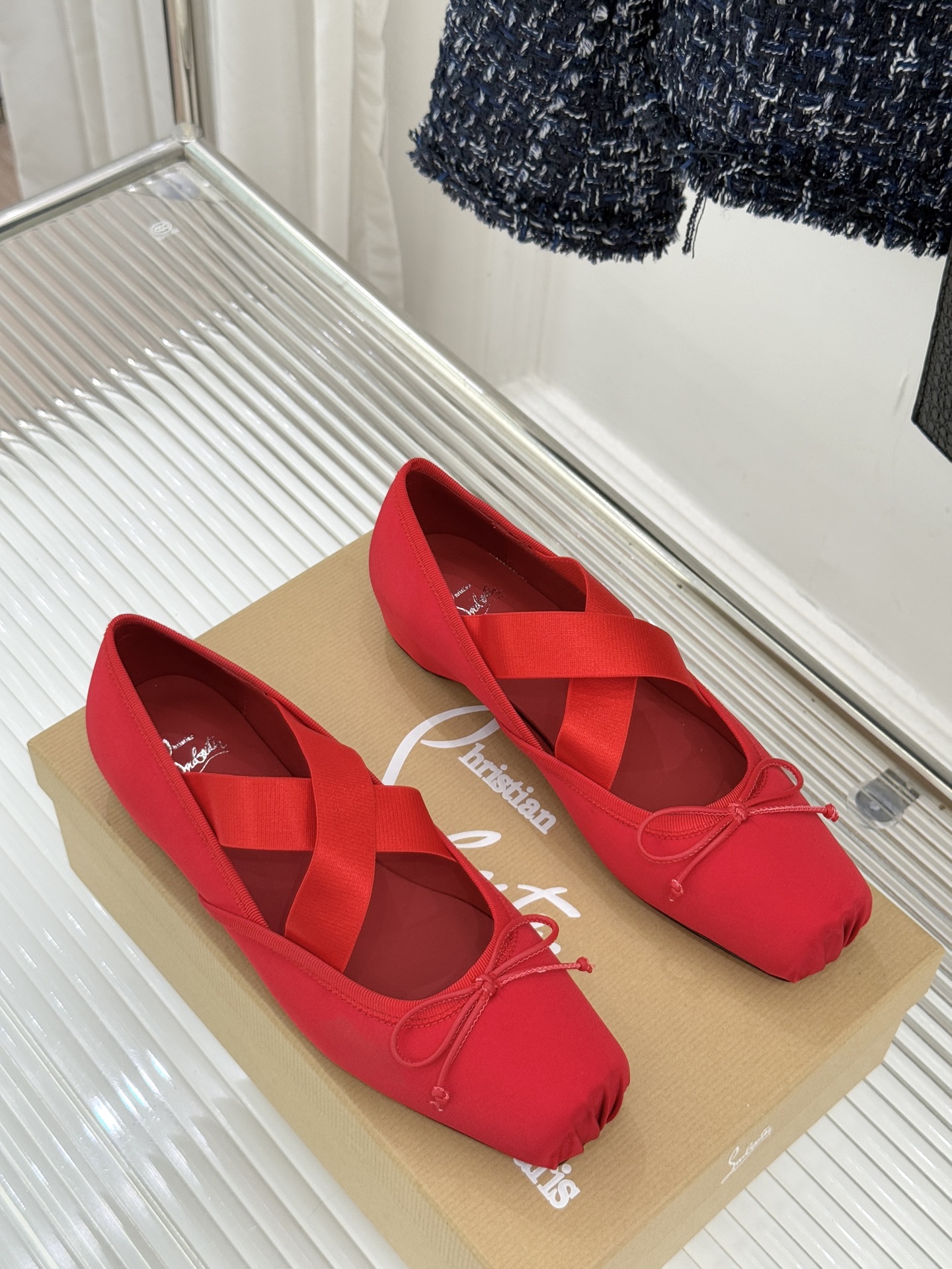 ChristinLouboutin/CL25WF新品水钻蝴蝶结猪鼻子交叉带芭蕾舞鞋在时尚的舞台上CL始终