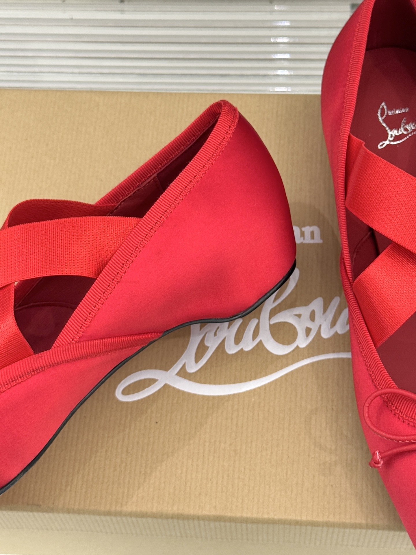 ChristinLouboutin/CL25WF新品水钻蝴蝶结猪鼻子交叉带芭蕾舞鞋在时尚的舞台上CL始终