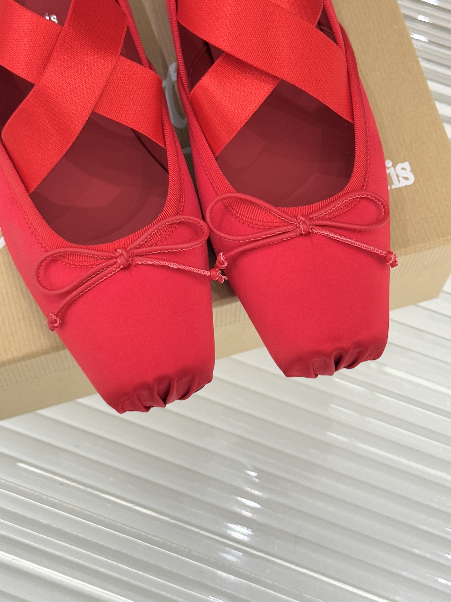 ChristinLouboutin/CL25WF新品水钻蝴蝶结猪鼻子交叉带芭蕾舞鞋在时尚的舞台上CL始终