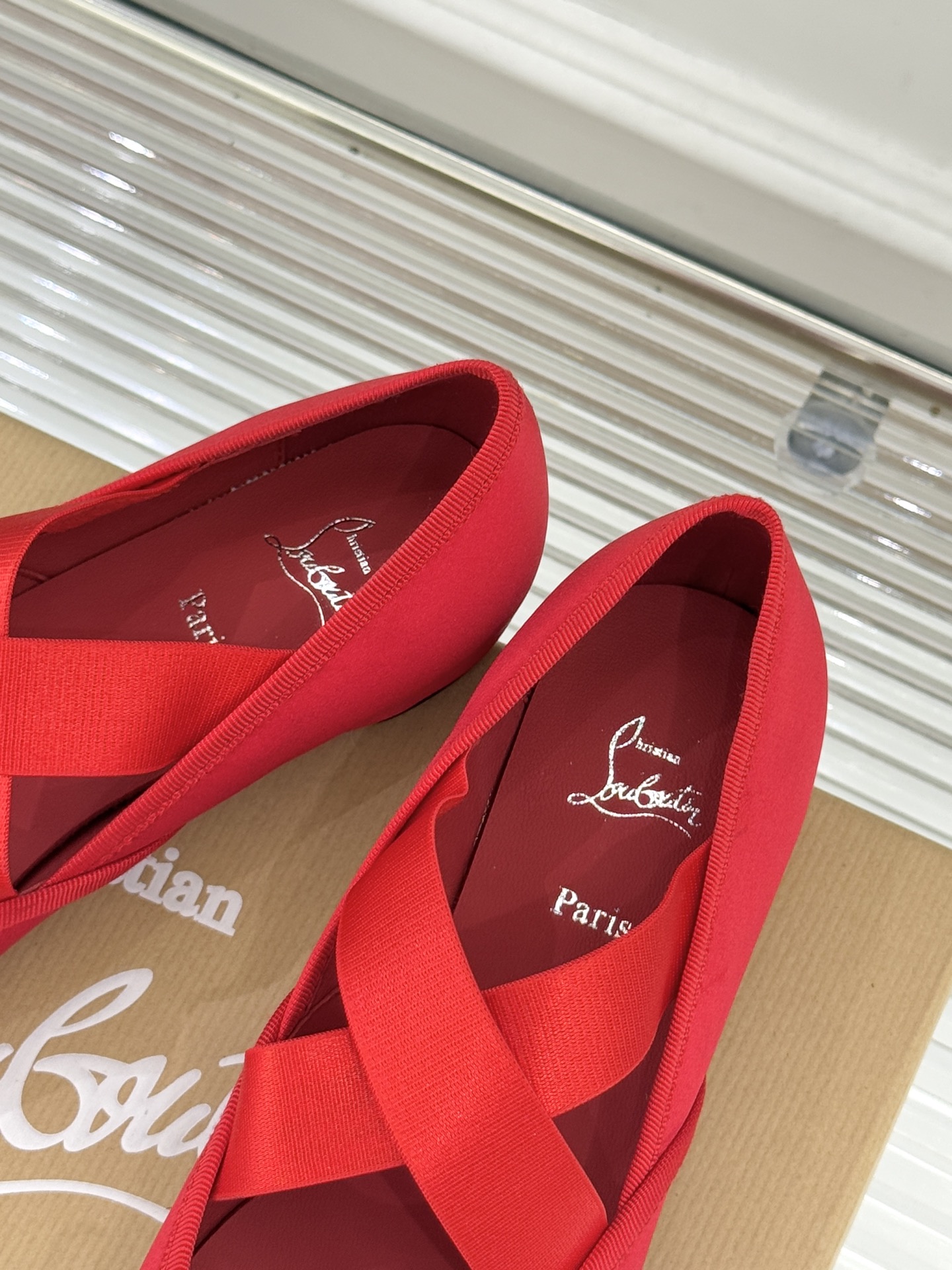 ChristinLouboutin/CL25WF新品水钻蝴蝶结猪鼻子交叉带芭蕾舞鞋在时尚的舞台上CL始终