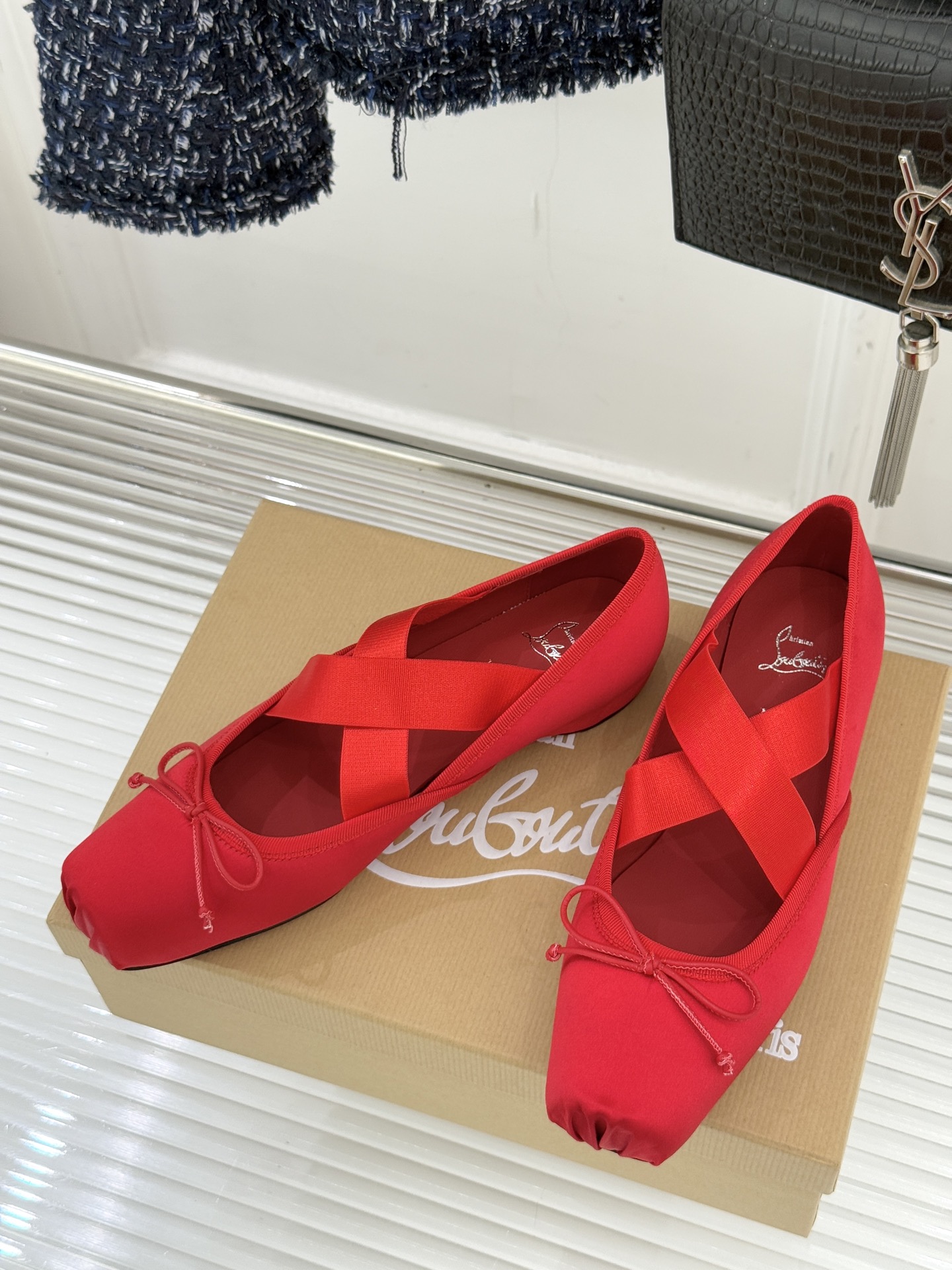 ChristinLouboutin/CL25WF新品水钻蝴蝶结猪鼻子交叉带芭蕾舞鞋在时尚的舞台上CL始终