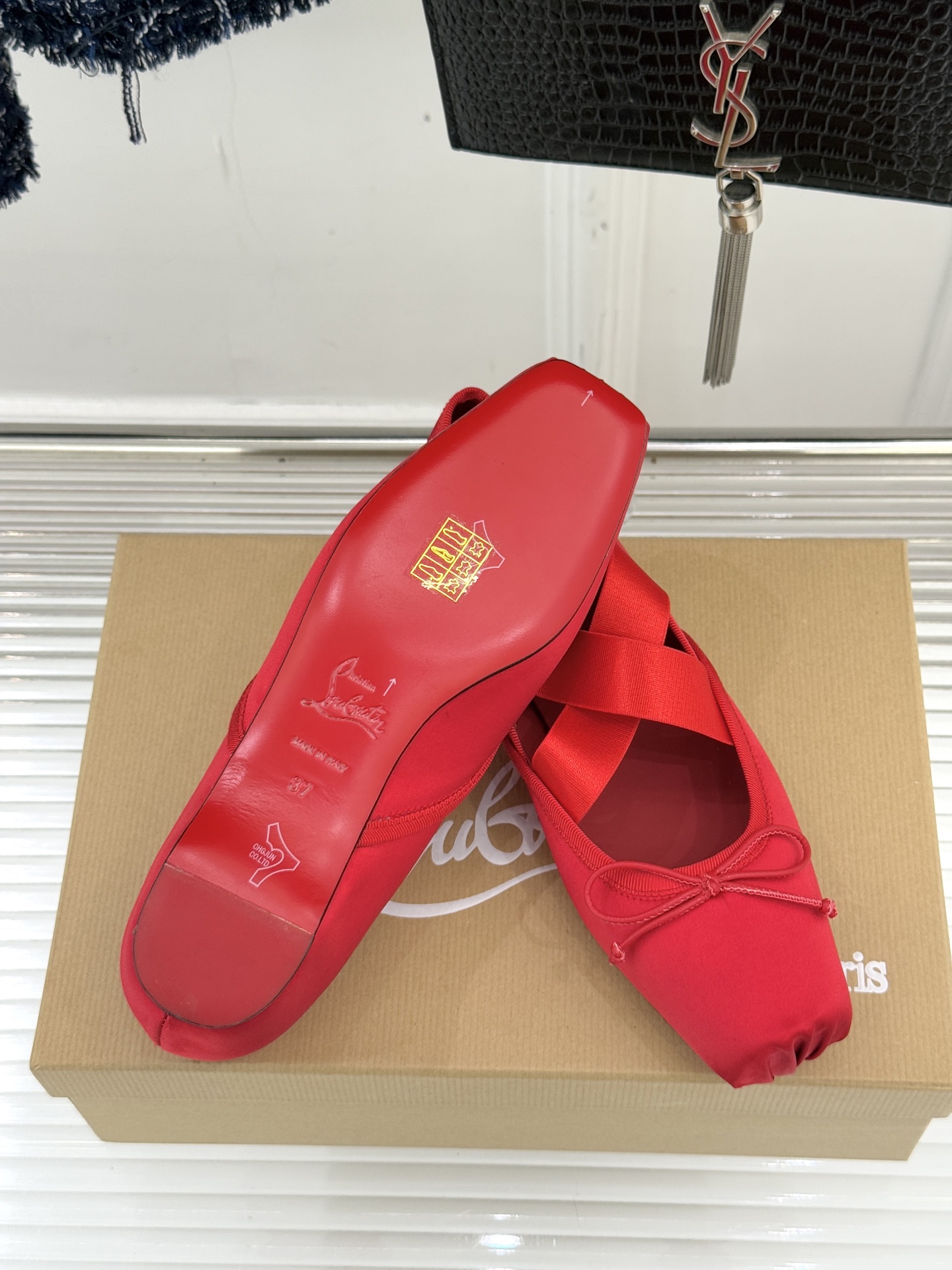 ChristinLouboutin/CL25WF新品水钻蝴蝶结猪鼻子交叉带芭蕾舞鞋在时尚的舞台上CL始终