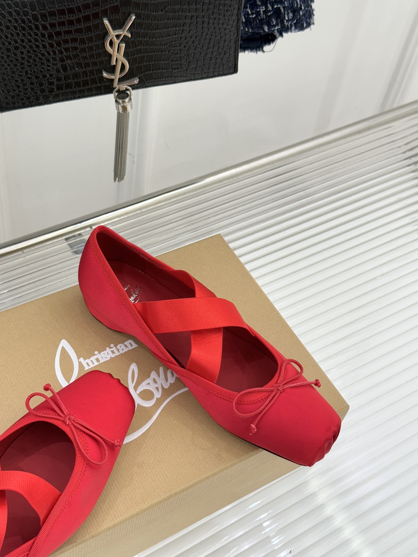 ChristinLouboutin/CL25WF新品水钻蝴蝶结猪鼻子交叉带芭蕾舞鞋在时尚的舞台上CL始终