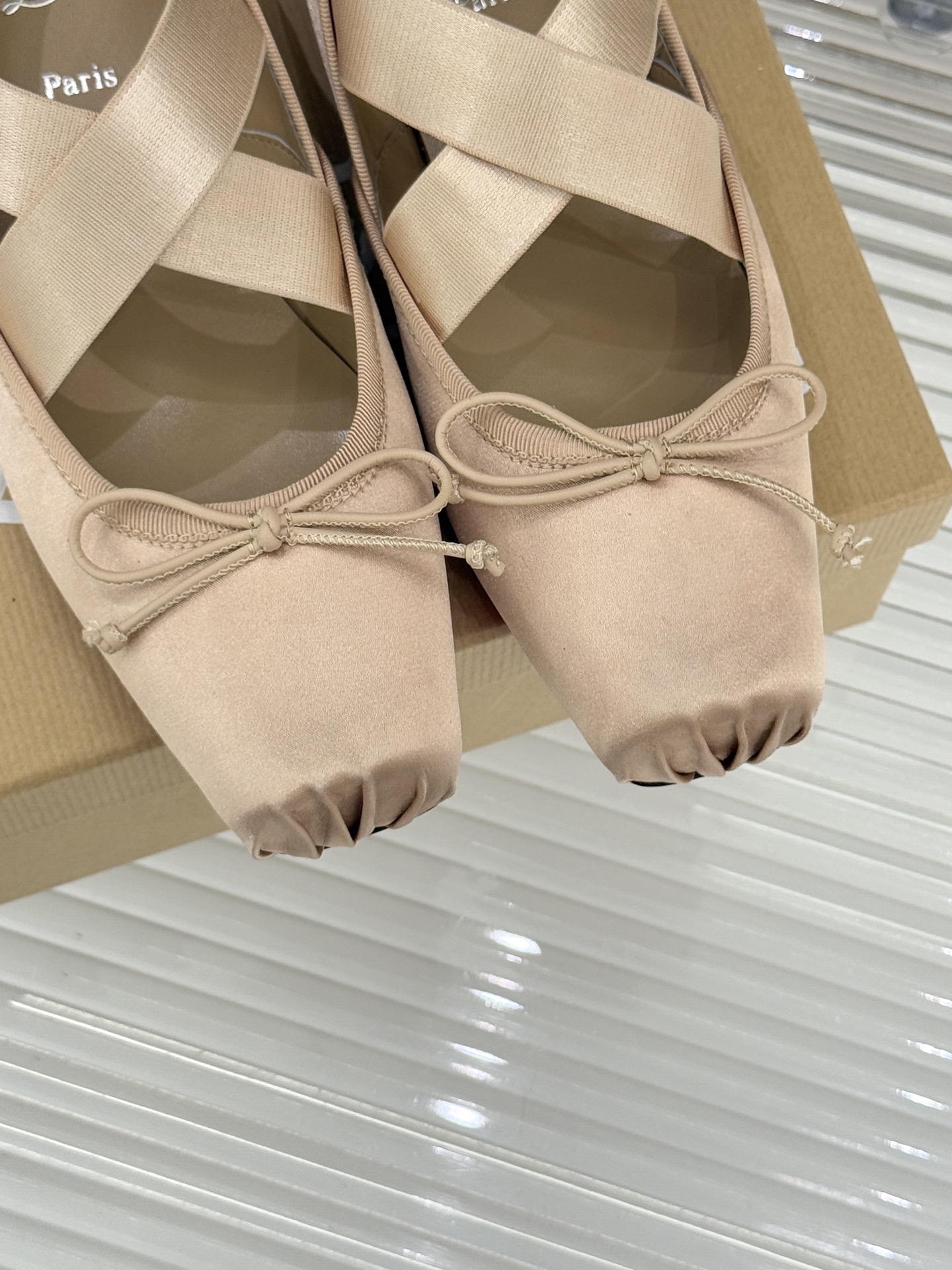 ChristinLouboutin/CL25WF新品水钻蝴蝶结猪鼻子交叉带芭蕾舞鞋在时尚的舞台上CL始终