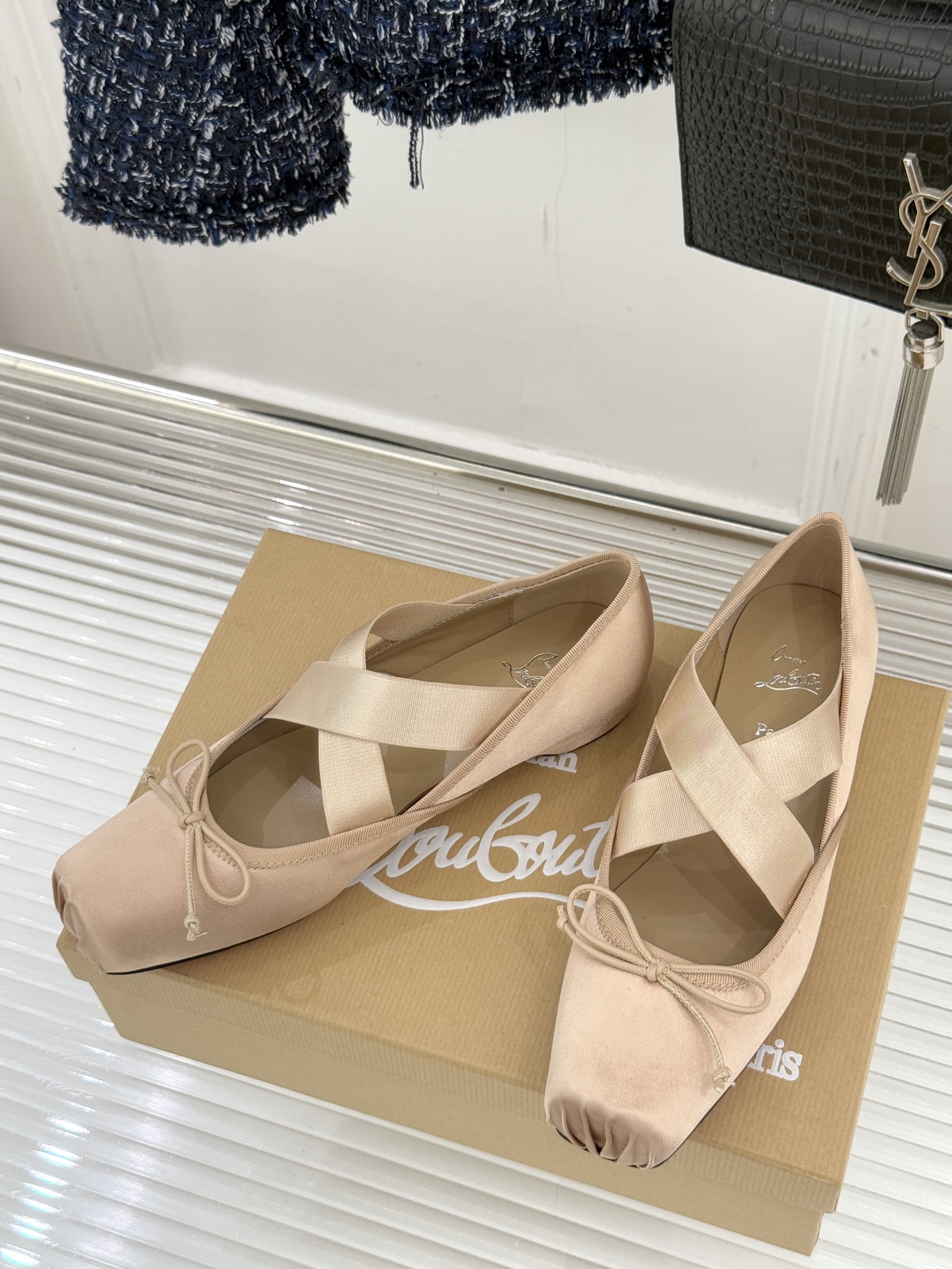 ChristinLouboutin/CL25WF新品水钻蝴蝶结猪鼻子交叉带芭蕾舞鞋在时尚的舞台上CL始终