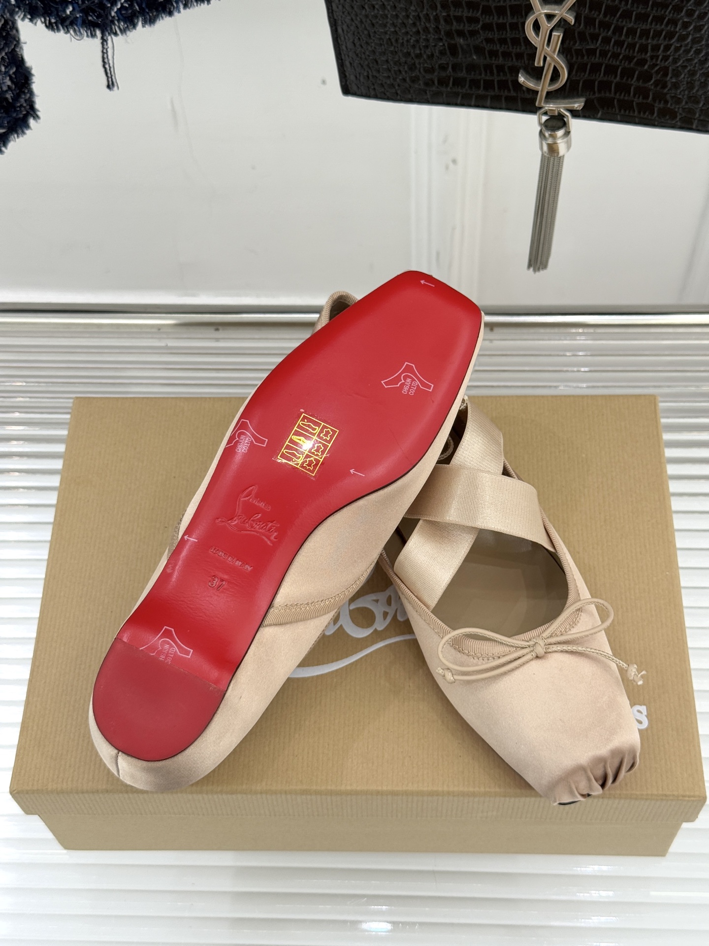 ChristinLouboutin/CL25WF新品水钻蝴蝶结猪鼻子交叉带芭蕾舞鞋在时尚的舞台上CL始终