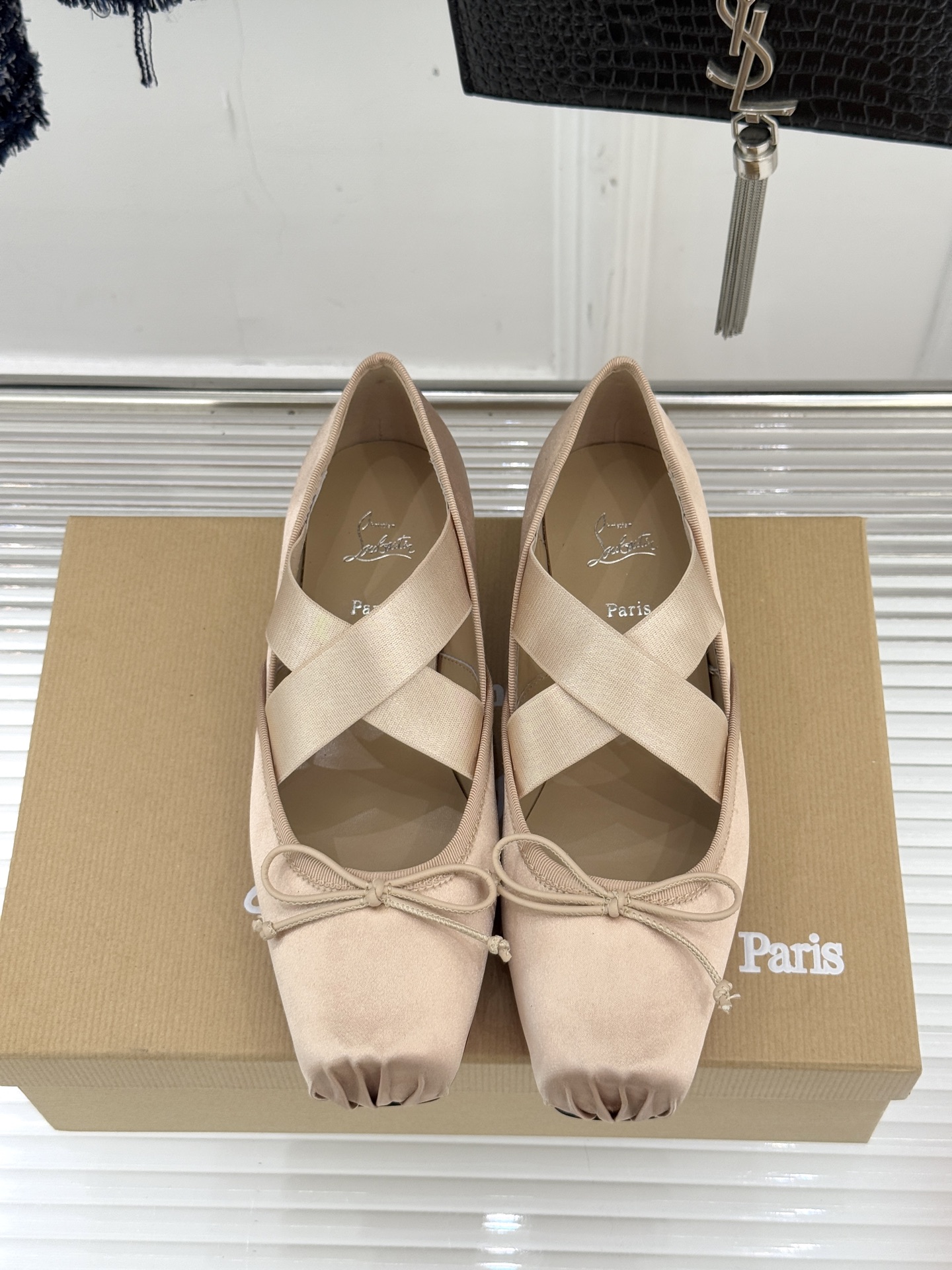 ChristinLouboutin/CL25WF新品水钻蝴蝶结猪鼻子交叉带芭蕾舞鞋在时尚的舞台上CL始终