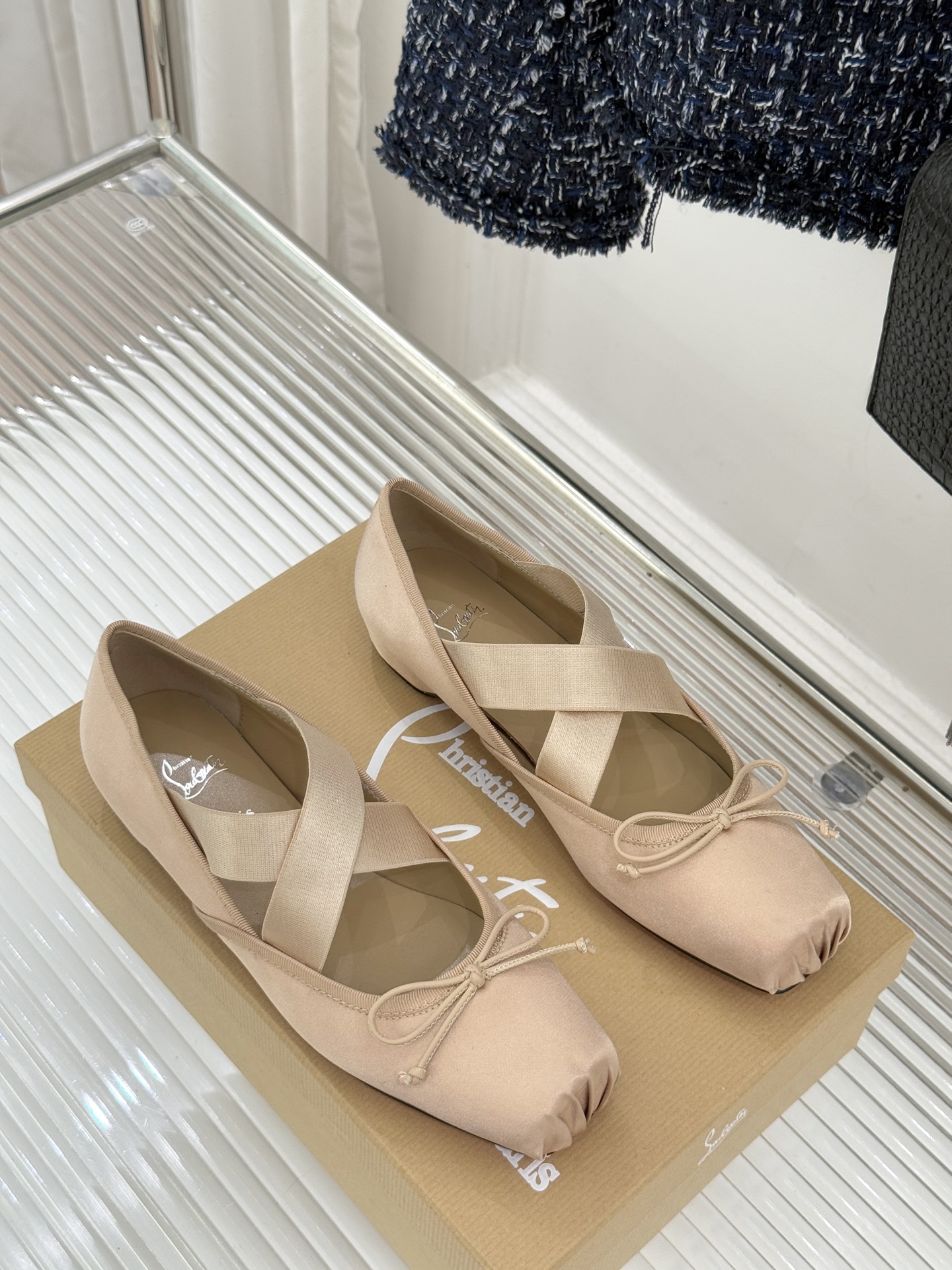 ChristinLouboutin/CL25WF新品水钻蝴蝶结猪鼻子交叉带芭蕾舞鞋在时尚的舞台上CL始终