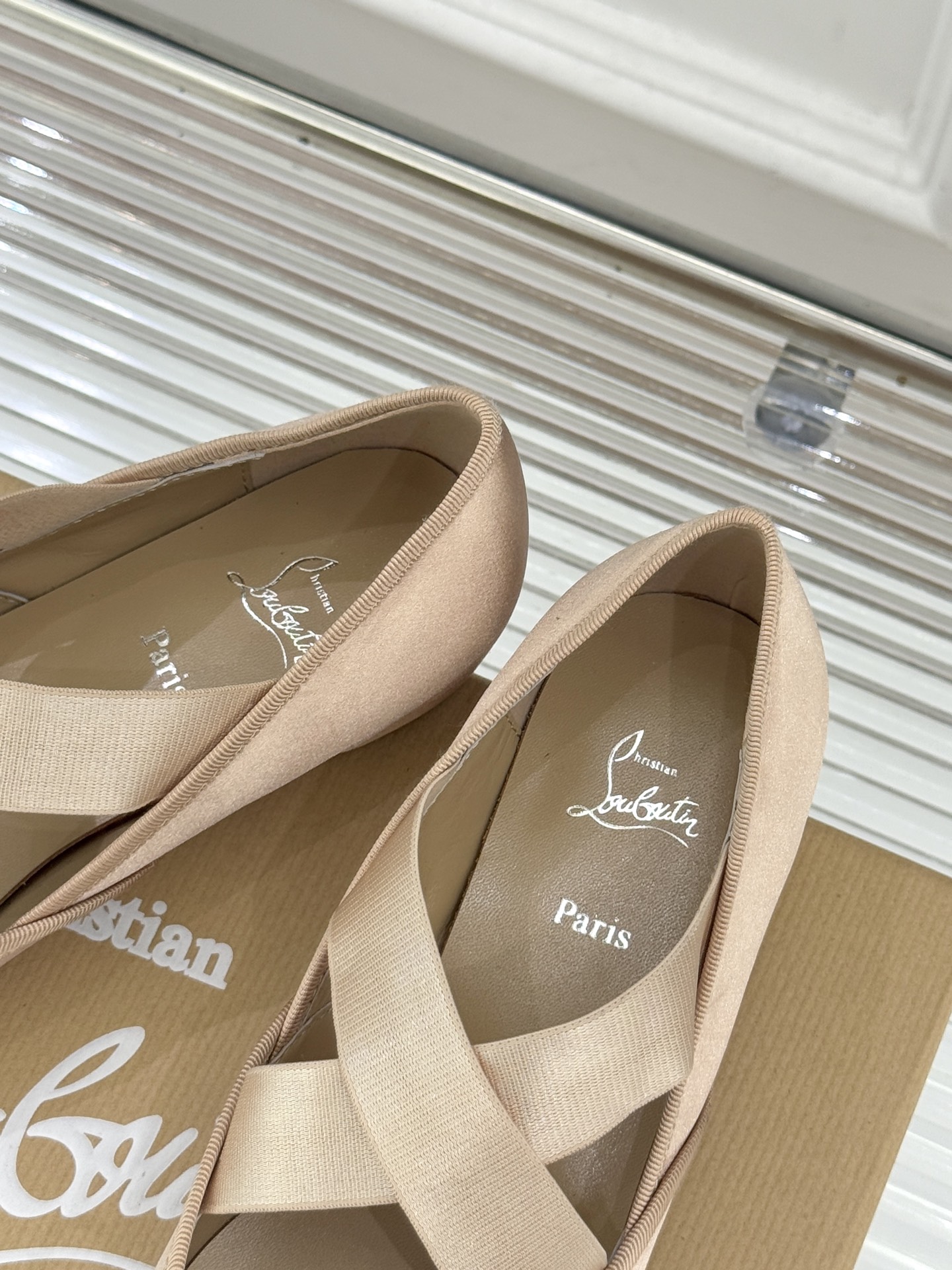 ChristinLouboutin/CL25WF新品水钻蝴蝶结猪鼻子交叉带芭蕾舞鞋在时尚的舞台上CL始终