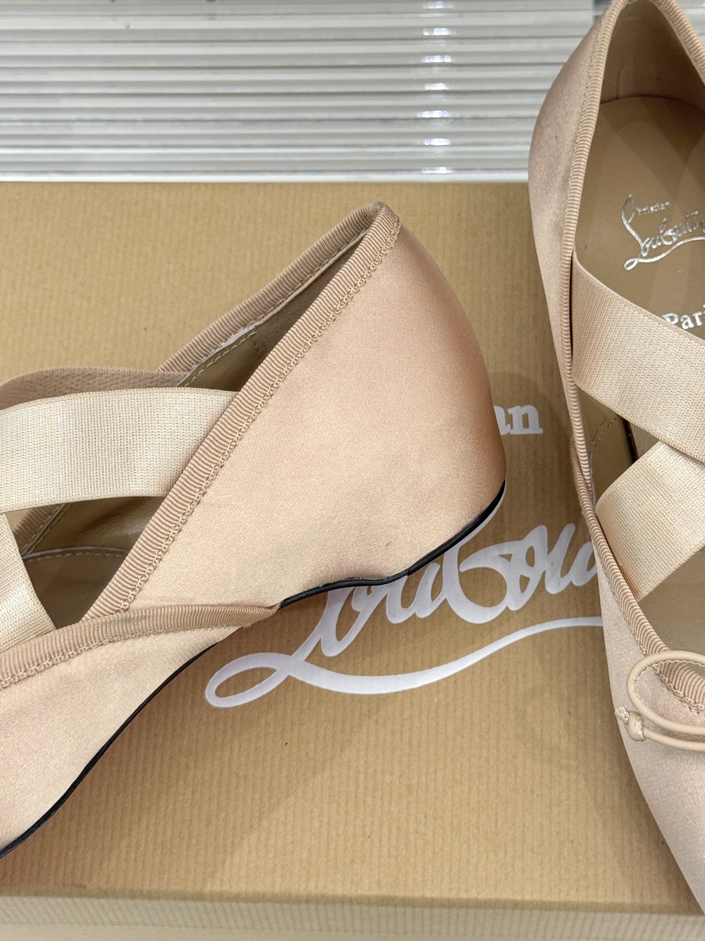 ChristinLouboutin/CL25WF新品水钻蝴蝶结猪鼻子交叉带芭蕾舞鞋在时尚的舞台上CL始终