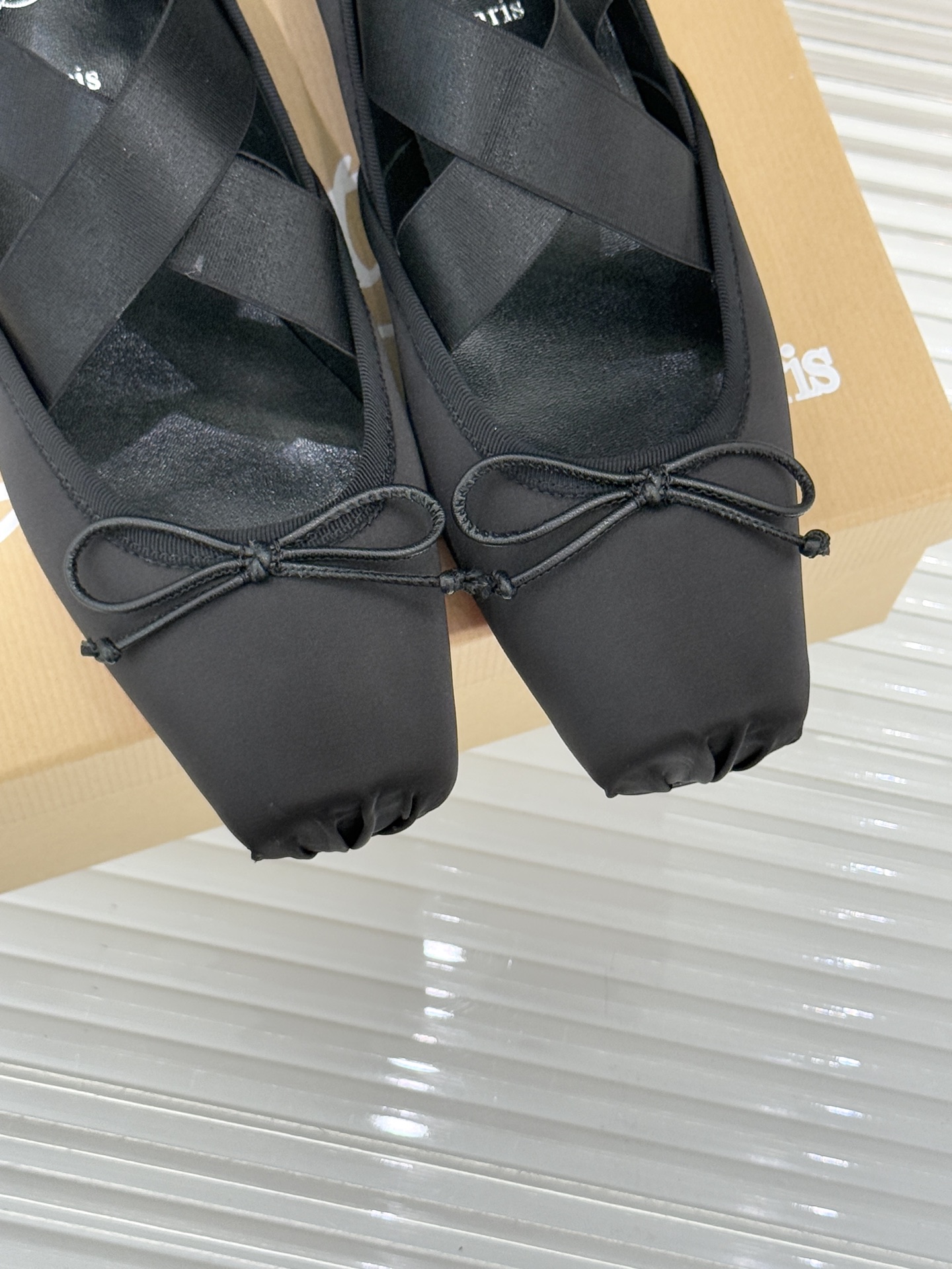 ChristinLouboutin/CL25WF新品水钻蝴蝶结猪鼻子交叉带芭蕾舞鞋在时尚的舞台上CL始终