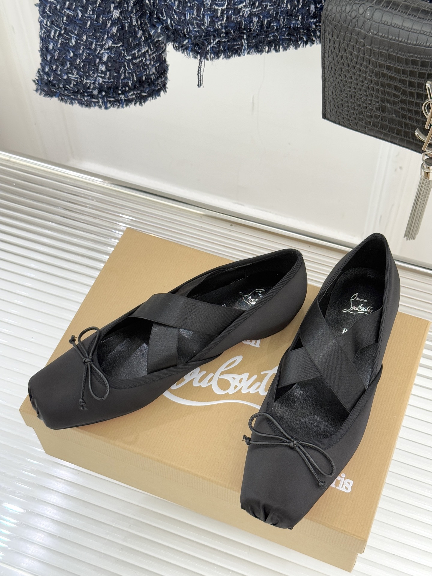 ChristinLouboutin/CL25WF新品水钻蝴蝶结猪鼻子交叉带芭蕾舞鞋在时尚的舞台上CL始终