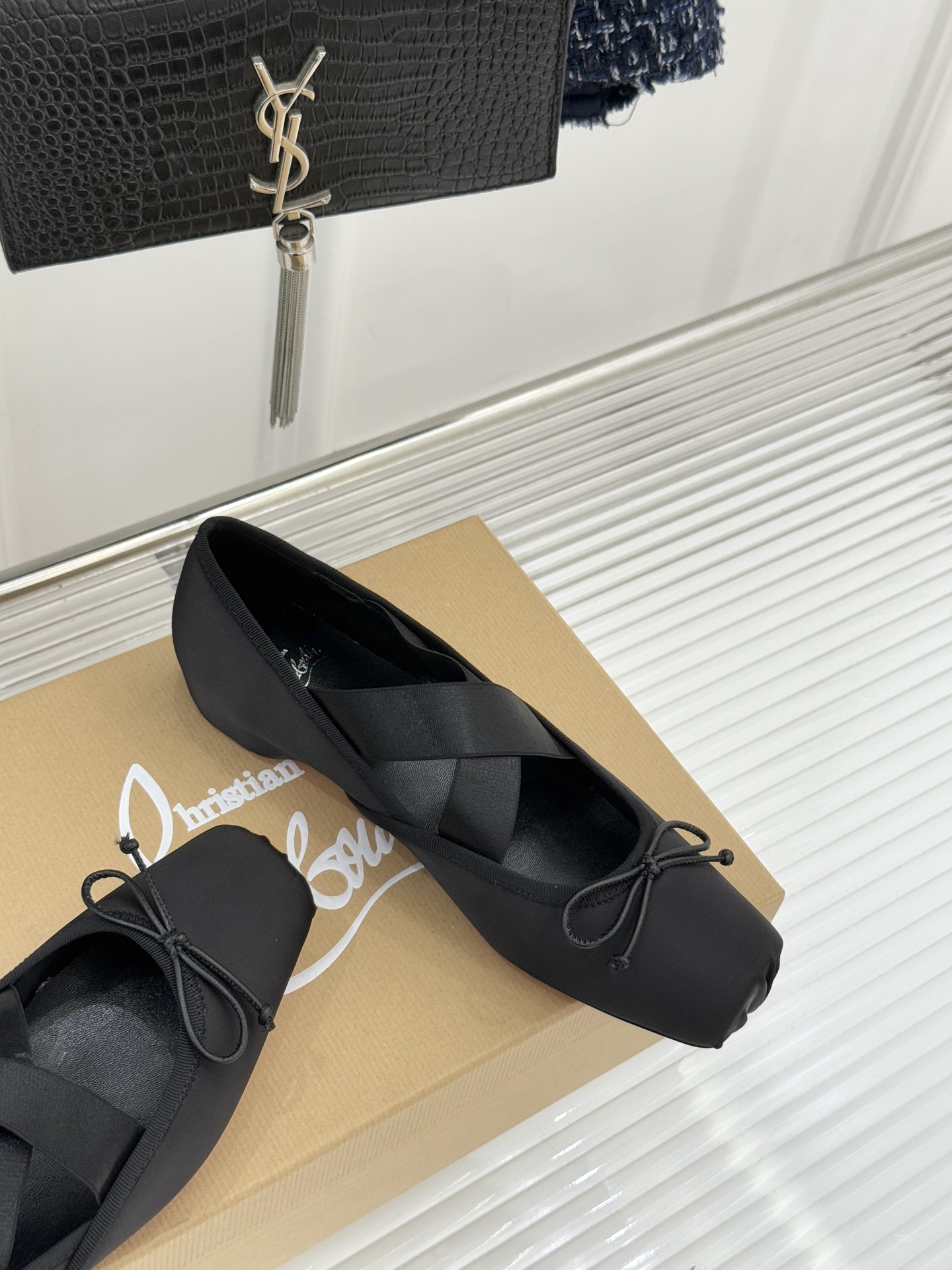 ChristinLouboutin/CL25WF新品水钻蝴蝶结猪鼻子交叉带芭蕾舞鞋在时尚的舞台上CL始终