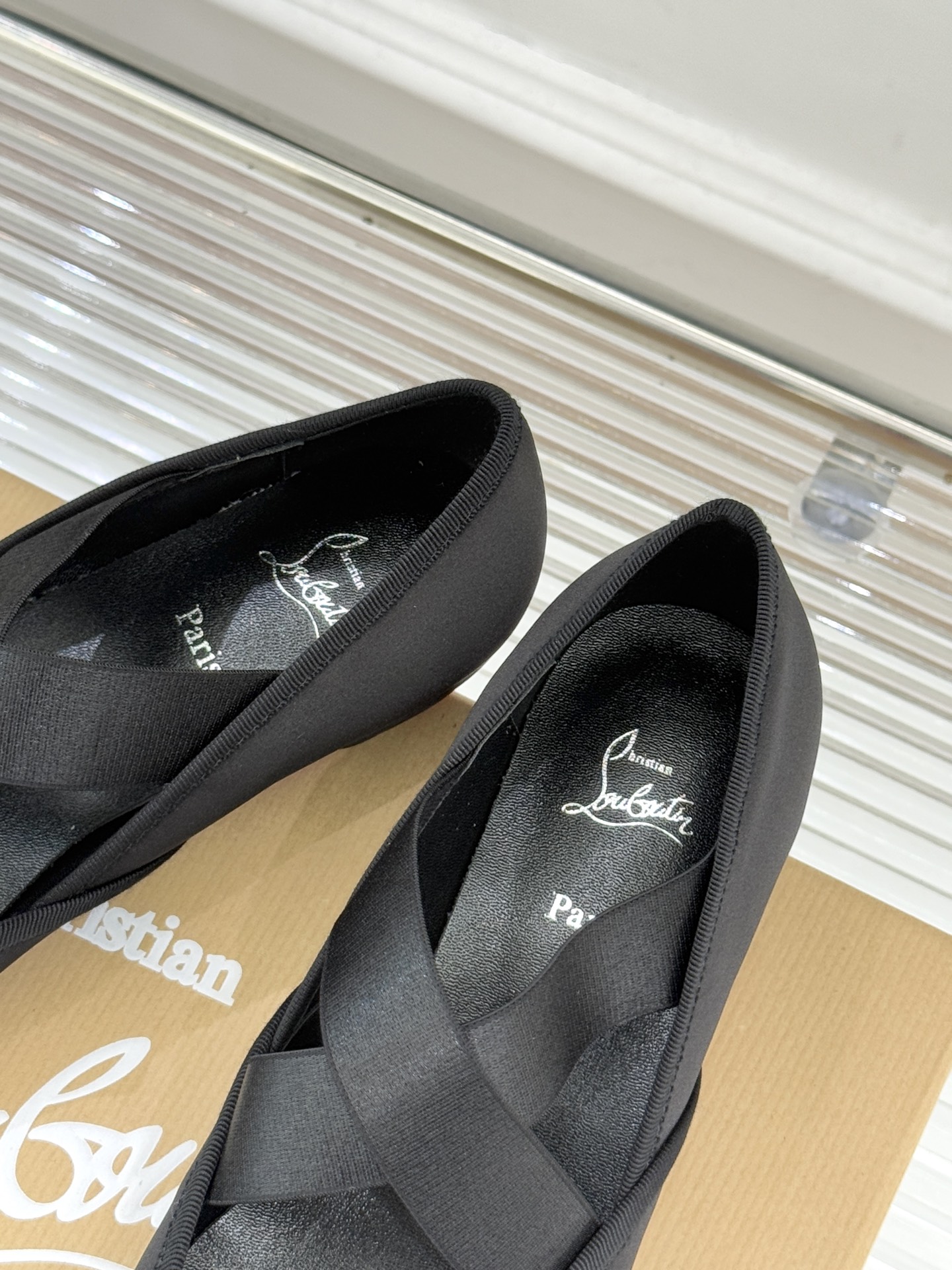 ChristinLouboutin/CL25WF新品水钻蝴蝶结猪鼻子交叉带芭蕾舞鞋在时尚的舞台上CL始终