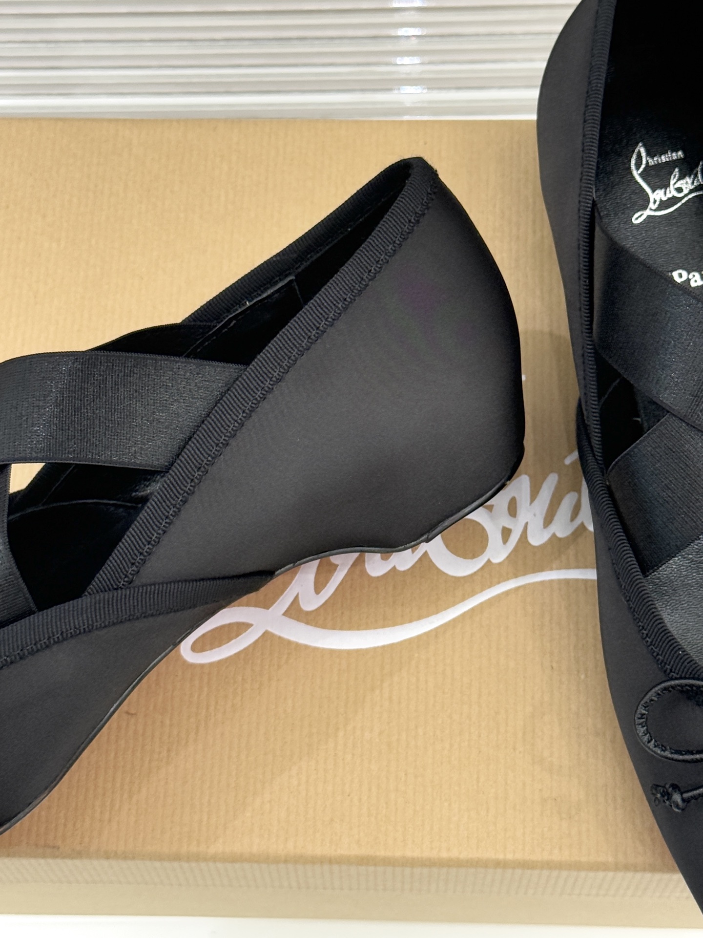 ChristinLouboutin/CL25WF新品水钻蝴蝶结猪鼻子交叉带芭蕾舞鞋在时尚的舞台上CL始终