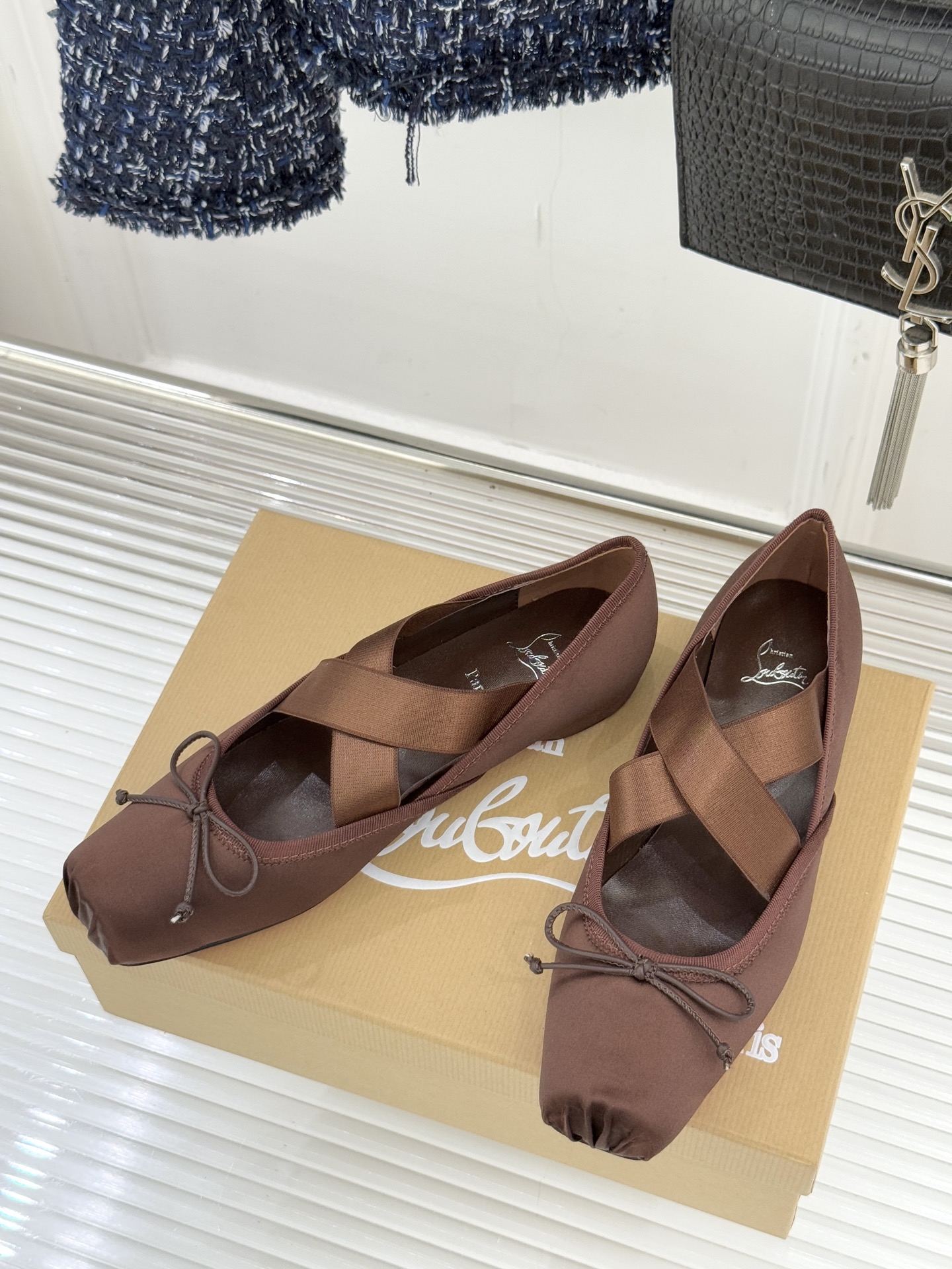 ChristinLouboutin/CL25WF新品水钻蝴蝶结猪鼻子交叉带芭蕾舞鞋在时尚的舞台上CL始终