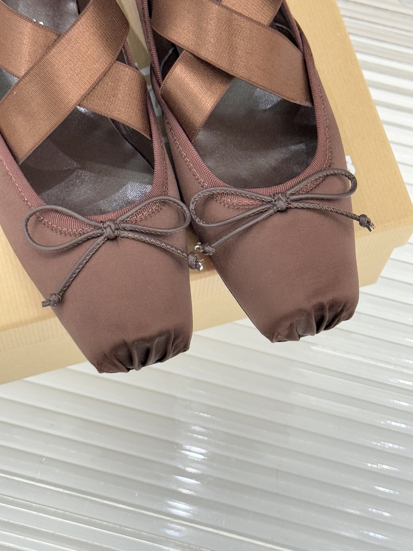 ChristinLouboutin/CL25WF新品水钻蝴蝶结猪鼻子交叉带芭蕾舞鞋在时尚的舞台上CL始终