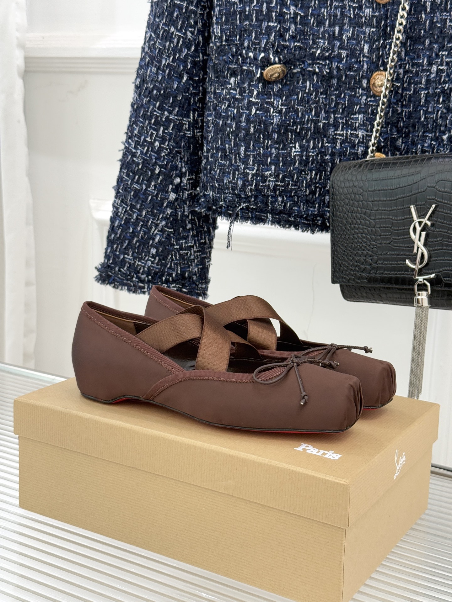 NO:594640,ChristinLouboutin/CL25WF new product with diamonds, rhinestone bow pig nose cross-strap ballet shoes. CL has always been a shining star on the fashion stage, and these pig nose sandals are the brand's proud work. Every detail shows unique charm. The unique design makes you the focus of attention. The iconic pig nose decoration on the upper breaks the rules and adds a unique sense of playfulness to the shoes. The shoe body is studded with fine rhinestones.  Fragments of light flow with your steps, just like the stars condensed on your toes. The bow decoration is the perfect collision of girlishness and femininity, and is also a precise balance of elegance and playfulness. It seems to tell your unique fashion attitude. The exquisite bows are embellished with it, smart and sweet, making you exude charming charm whether you are strolling on the street or attending a dinner. The fabric is made of original custom silk, and the lining of the feet is all lambskin. The leather outsole imported from Italy.  size35-39 (customized 40/41), ballet shoes, sandals, sheepskin, real silk, Leather soles19860909带钻 ChristinLouboutin/CL25WF新品 水钻蝴蝶结猪鼻子交叉带芭蕾舞鞋 在时尚的舞台上CL始终是璀璨的明星 而这款猪鼻子凉鞋 更是品牌的得意之作. 每一处细节都彰显着独特魅力 独特设计 让你成为众人瞩目的焦点. 鞋面上标志性的猪鼻子装饰 打破常规 为鞋子增添了一份别样的俏皮感 鞋身缀满细碎水钻 随步履流转细碎光芒 宛如将星河凝于足尖 与蝴蝶结装饰相映 是少女心与女人味的完美碰撞 亦是优雅与俏皮的精准平衡. 好似在诉说着独属于你的时尚态度 精致的蝴蝶结点缀其中 灵动而甜美 无论是漫步街头还是出席晚宴 都能让你散发迷人的魅力. 面料采用原版定制真丝 内里垫脚均为小羊皮 意大利进口真皮大底 size35-39（40/41定制）,芭蕾舞鞋,sandals,sheepskin,real silk,Leather soles,Women's Shoes