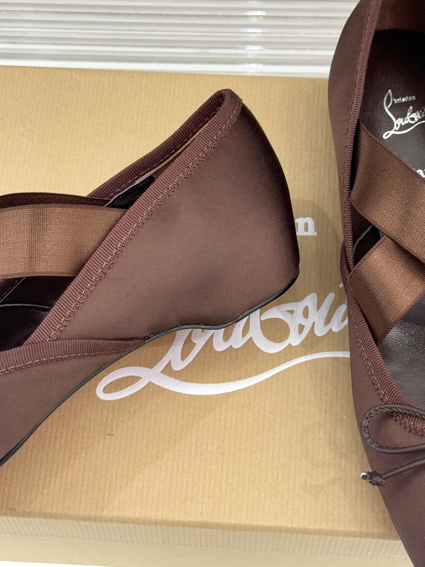 ChristinLouboutin/CL25WF新品水钻蝴蝶结猪鼻子交叉带芭蕾舞鞋在时尚的舞台上CL始终