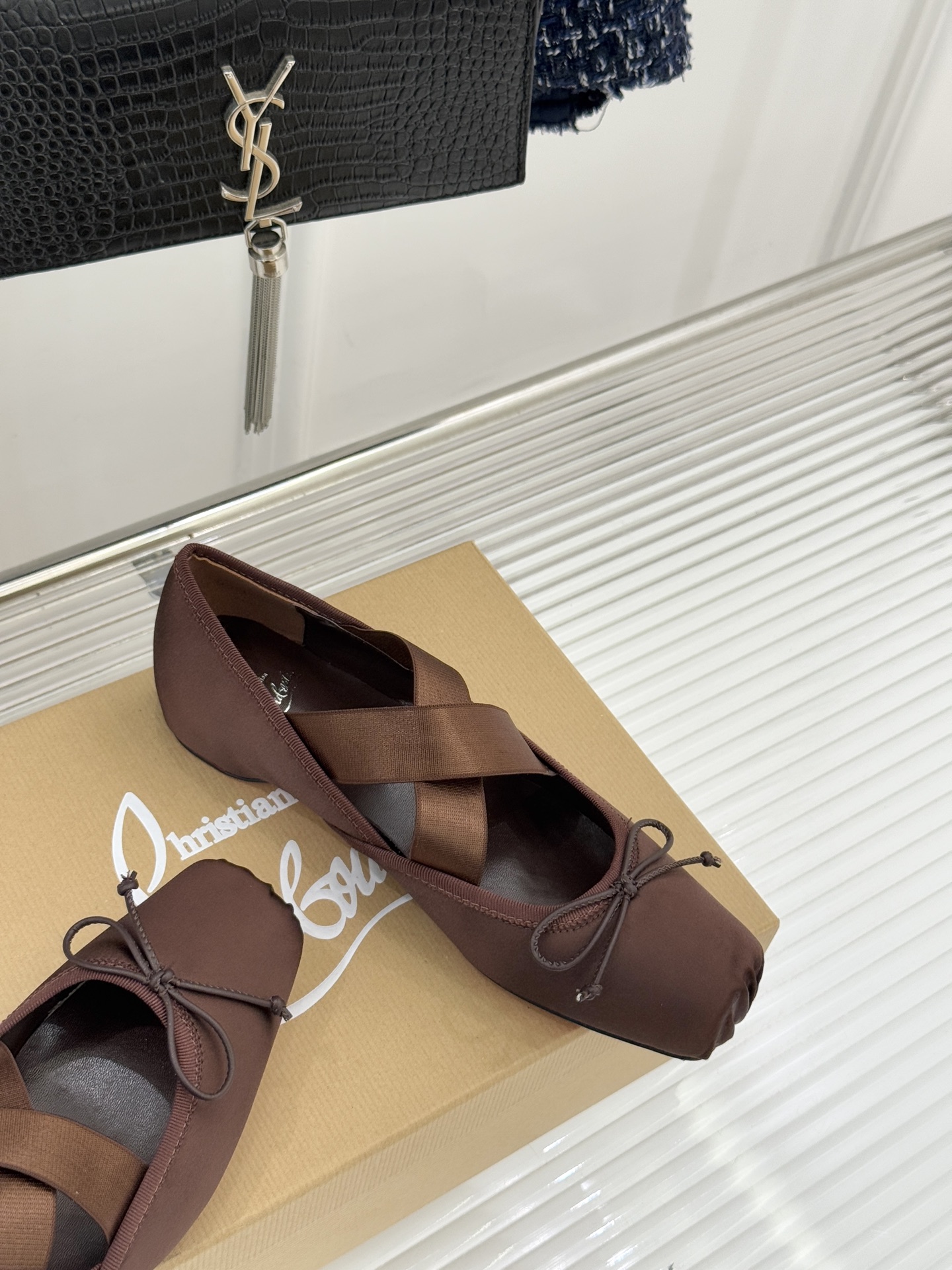 ChristinLouboutin/CL25WF新品水钻蝴蝶结猪鼻子交叉带芭蕾舞鞋在时尚的舞台上CL始终