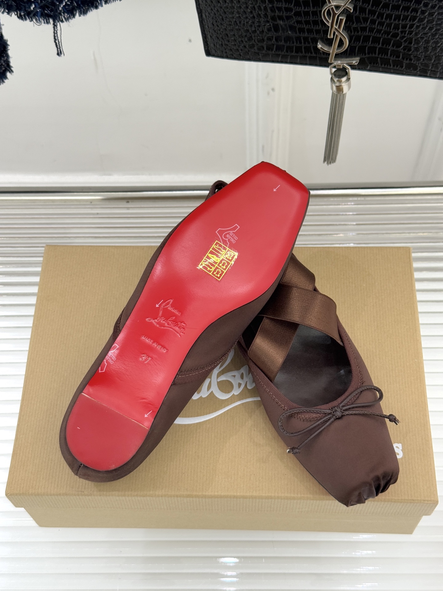 ChristinLouboutin/CL25WF新品水钻蝴蝶结猪鼻子交叉带芭蕾舞鞋在时尚的舞台上CL始终
