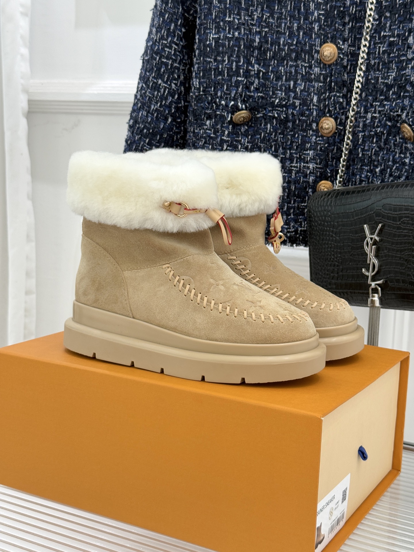 NO:594646,Lujia 25WF new embossed thick-soled snow boots. Promise me that everyone will get a pair. There is nothing that can’t be matched with daily OOTD. The embossed logo on the toe is full of sophistication. The shoe shape is really worthy of my recommendation for ten thousand years. It is very flattering to the foot shape. It looks cute but it hides the ugly but it is powerful~~ I know many people will think that wearing it in winter will be cold, but in fact, paired with a pair of thick socks, it is really warm. The upper is made of original high mercerized cowhide  The adjustable T-shaped buckle has a better fit on the instep. The inner lining is made of wool. The plush is soft and fine. It is a pleasure to step on it. It is so comfortable to wear barefoot. The outsole is consistent with yb and uses foam outsole. Size35-39 (40 customized), snow boots, louis vuitton, louis vuitton, boots, socks19860909驴家25WF新品压花厚底雪地靴 答应我一定要每人来一双好嘛 日常OOTD就没有它搭配不了的 鞋头压花logo点缀尽显精致感 鞋型真的值得我推一万年 非常修饰脚型 看着呆萌但是遮丑起来却是实力派哦～～ 我知道很有多亲还会觉得冬天穿会冷 但其实配双厚袜子真的还蛮保暖的 鞋面采用原版高丝光牛绒 可调节T字扣带 对脚背的贴合度要更高些 内里选用羊毛一体内里垫脚 绒毛柔软细腻 一脚踩下去是种享受 尤其是光脚穿太舒服了 大底和yb一致采用发泡大底 Size35-39（40定制）,雪地靴,louis vuitton,louis vuitton,boots,socks,Women's Shoes