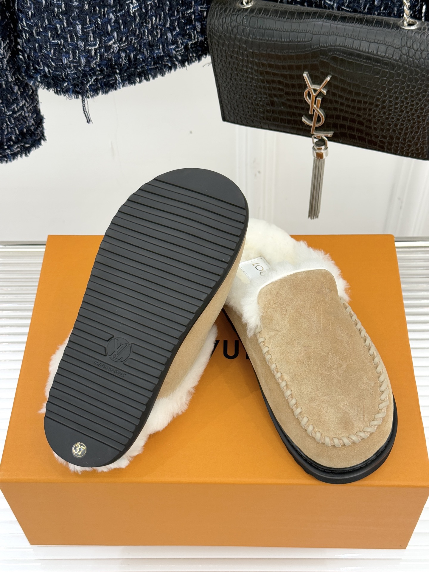 驴家25WF新品压花厚底毛拖答应我一定要每人来一双好嘛日常OOTD就没有它搭配不了的鞋头压花logo点缀