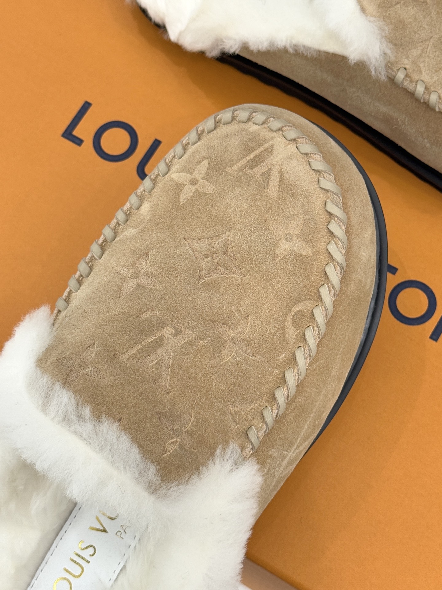 驴家25WF新品压花厚底毛拖答应我一定要每人来一双好嘛日常OOTD就没有它搭配不了的鞋头压花logo点缀