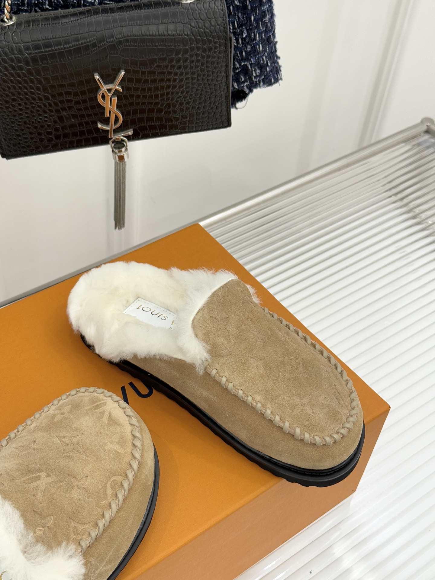 驴家25WF新品压花厚底毛拖答应我一定要每人来一双好嘛日常OOTD就没有它搭配不了的鞋头压花logo点缀