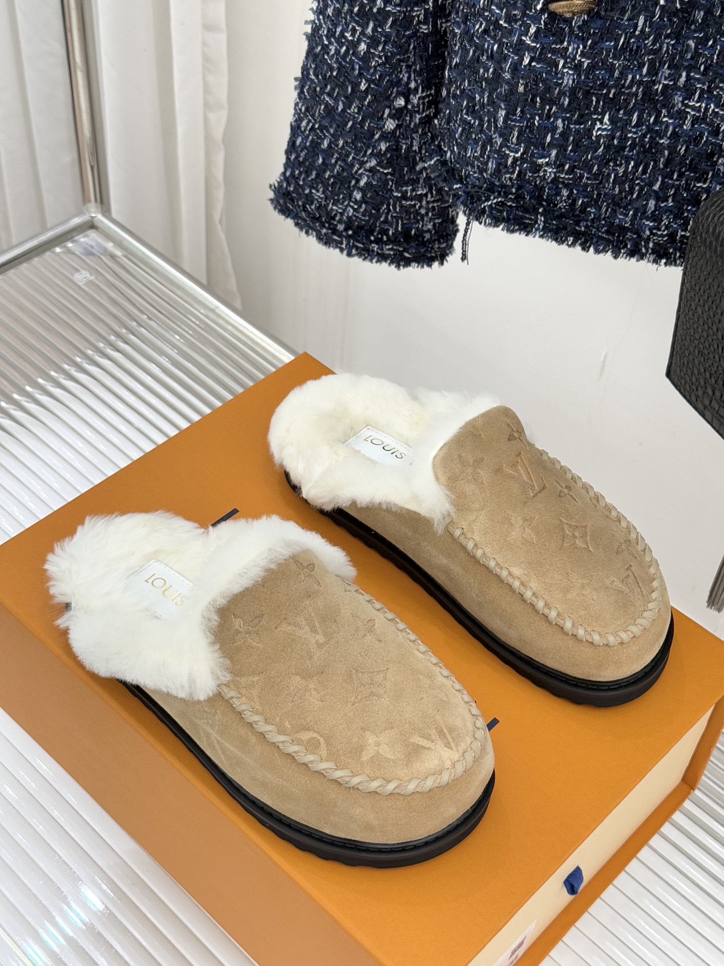 驴家25WF新品压花厚底毛拖答应我一定要每人来一双好嘛日常OOTD就没有它搭配不了的鞋头压花logo点缀