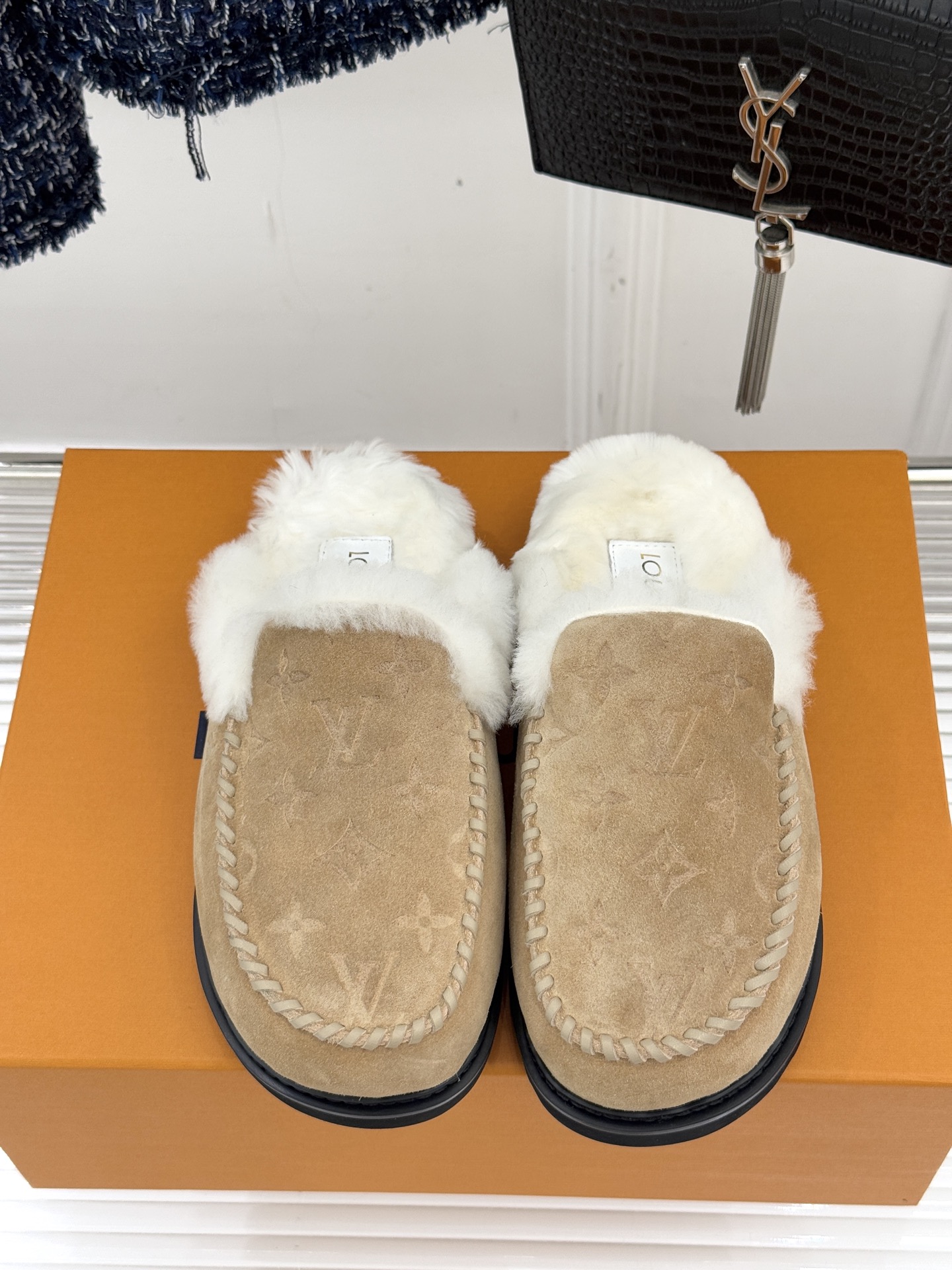 驴家25WF新品压花厚底毛拖答应我一定要每人来一双好嘛日常OOTD就没有它搭配不了的鞋头压花logo点缀