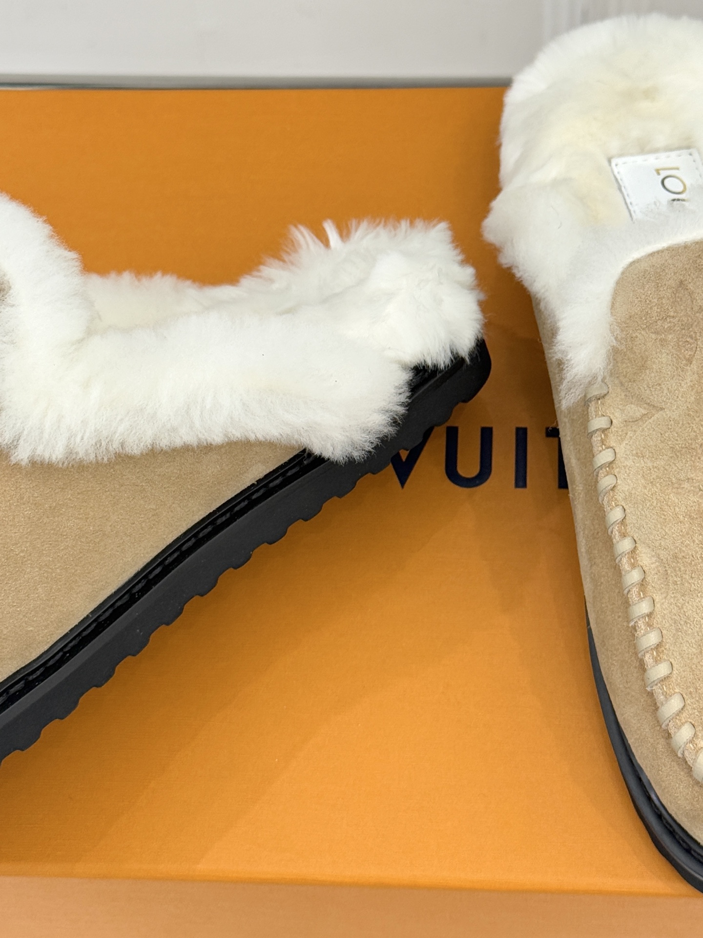 驴家25WF新品压花厚底毛拖答应我一定要每人来一双好嘛日常OOTD就没有它搭配不了的鞋头压花logo点缀