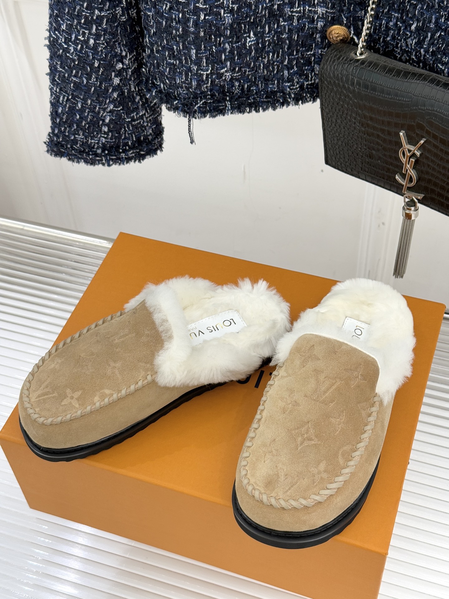 驴家25WF新品压花厚底毛拖答应我一定要每人来一双好嘛日常OOTD就没有它搭配不了的鞋头压花logo点缀