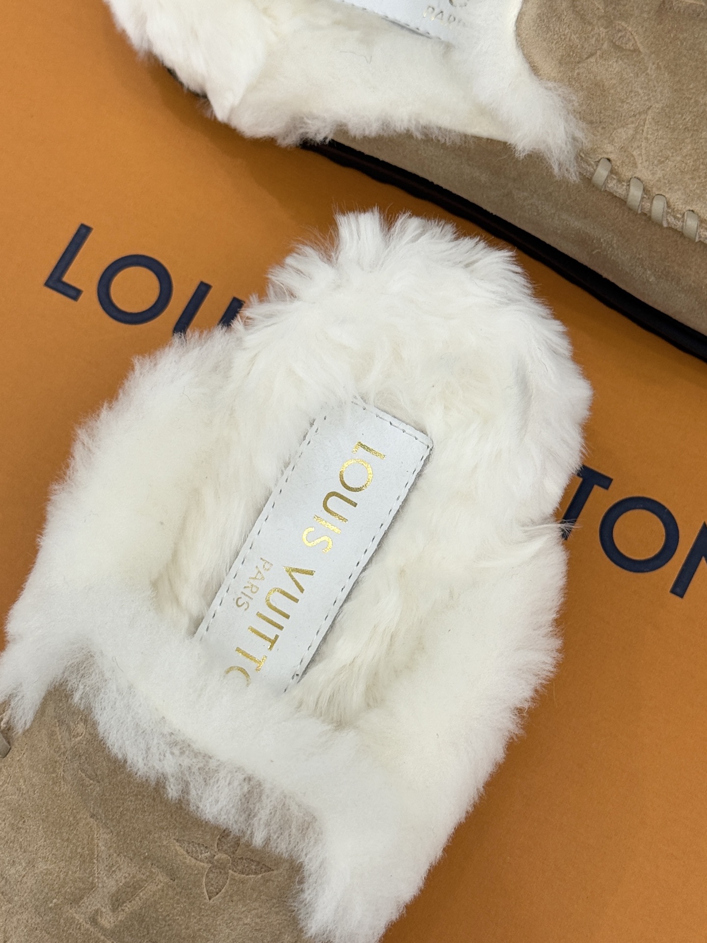 驴家25WF新品压花厚底毛拖答应我一定要每人来一双好嘛日常OOTD就没有它搭配不了的鞋头压花logo点缀