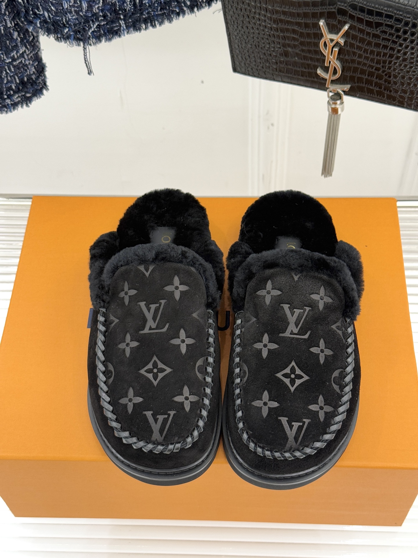 驴家25WF新品压花厚底毛拖答应我一定要每人来一双好嘛日常OOTD就没有它搭配不了的鞋头压花logo点缀