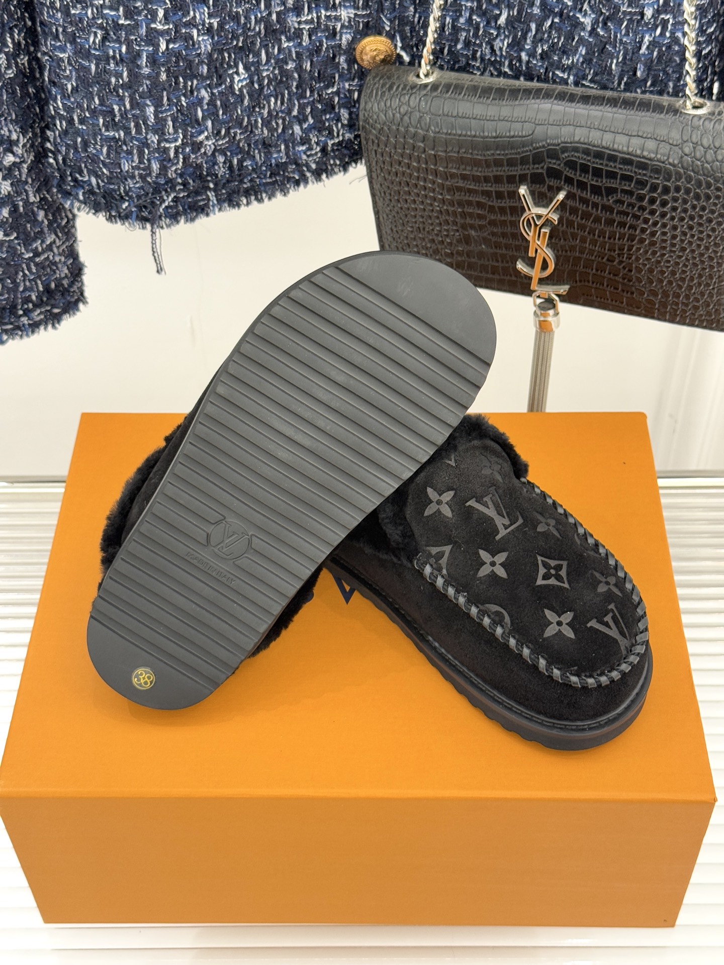 驴家25WF新品压花厚底毛拖答应我一定要每人来一双好嘛日常OOTD就没有它搭配不了的鞋头压花logo点缀