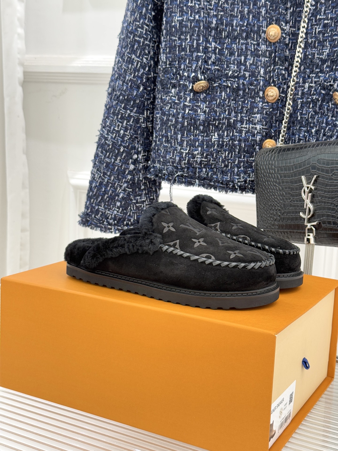 驴家25WF新品压花厚底毛拖答应我一定要每人来一双好嘛日常OOTD就没有它搭配不了的鞋头压花logo点缀