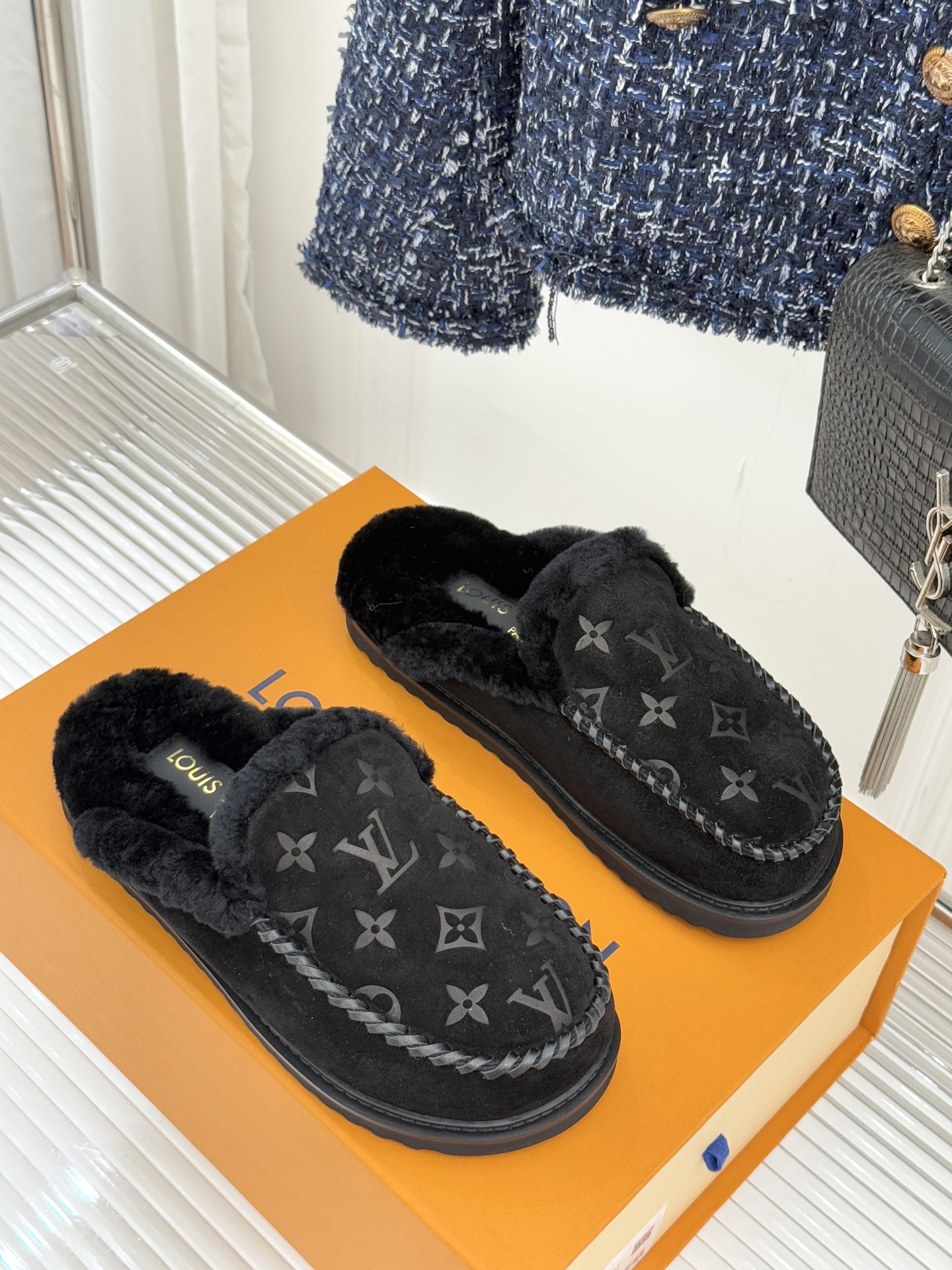 驴家25WF新品压花厚底毛拖答应我一定要每人来一双好嘛日常OOTD就没有它搭配不了的鞋头压花logo点缀