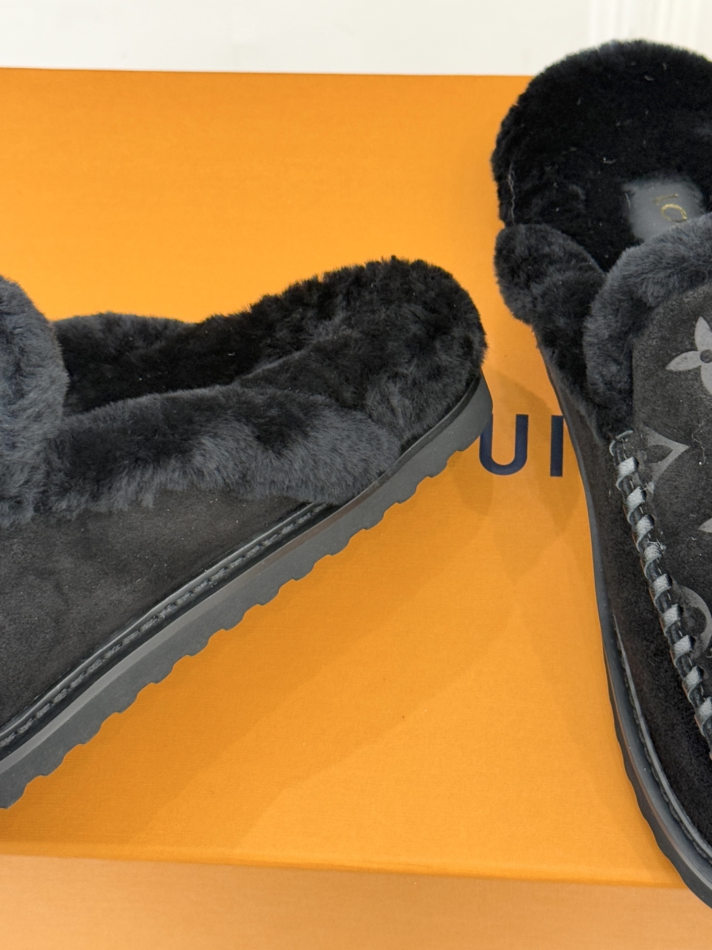 驴家25WF新品压花厚底毛拖答应我一定要每人来一双好嘛日常OOTD就没有它搭配不了的鞋头压花logo点缀