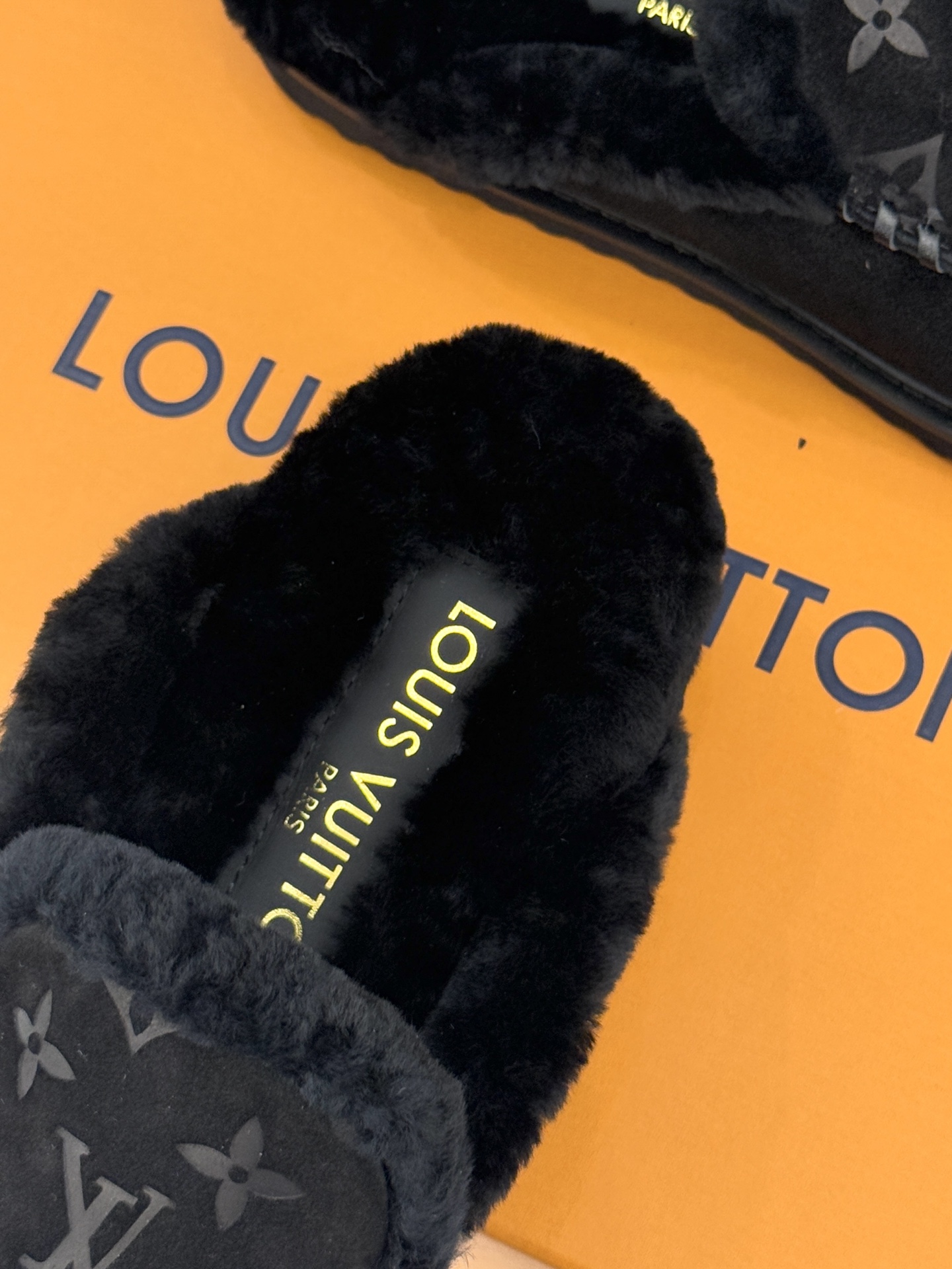 驴家25WF新品压花厚底毛拖答应我一定要每人来一双好嘛日常OOTD就没有它搭配不了的鞋头压花logo点缀