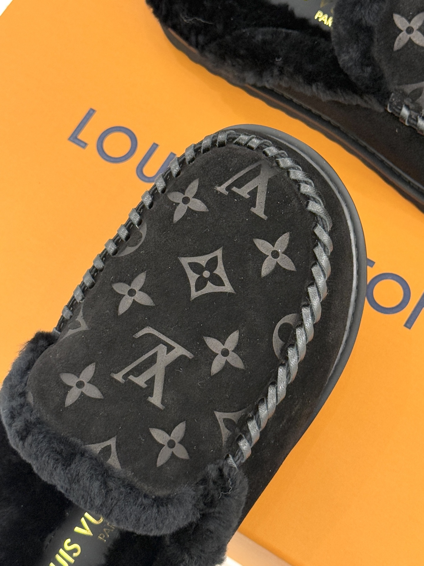 驴家25WF新品压花厚底毛拖答应我一定要每人来一双好嘛日常OOTD就没有它搭配不了的鞋头压花logo点缀