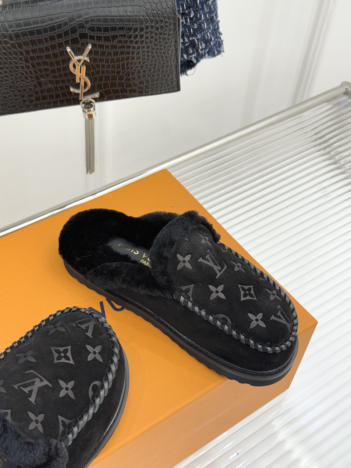 驴家25WF新品压花厚底毛拖答应我一定要每人来一双好嘛日常OOTD就没有它搭配不了的鞋头压花logo点缀